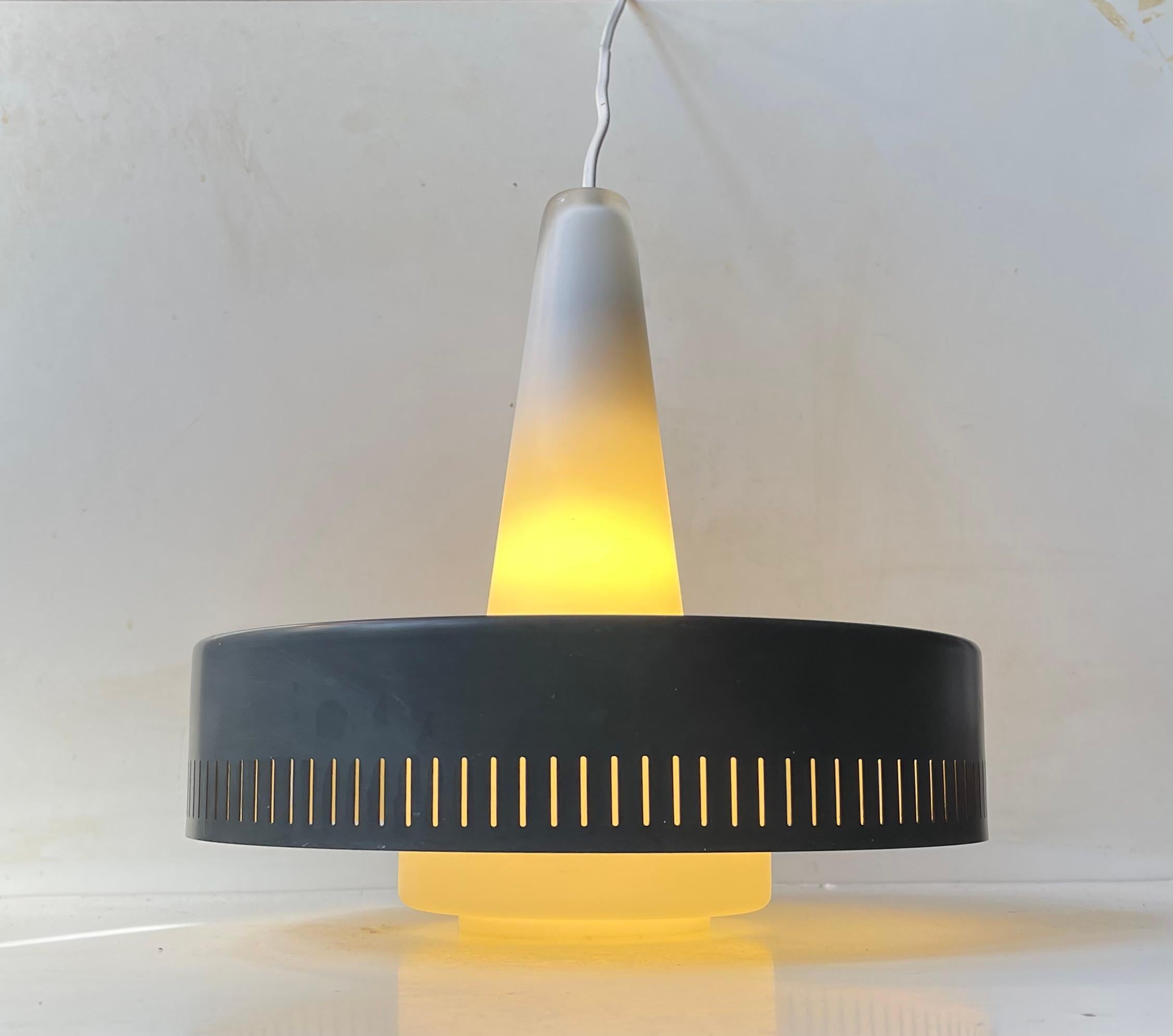 Scandinavo moderno Fog & Mørup, lampada a sospensione danese modernista in vetro opalino e metallo grigio in vendita