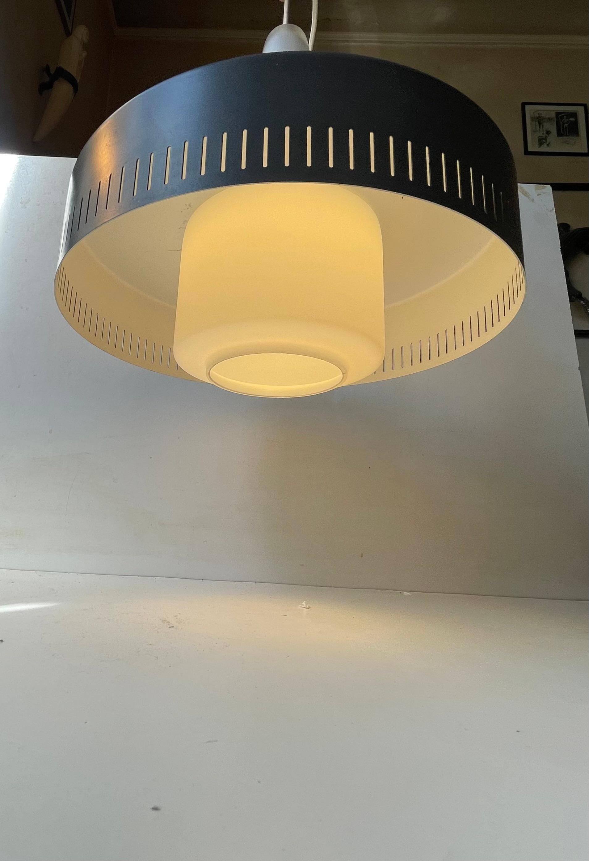 Danese Fog & Mørup, lampada a sospensione danese modernista in vetro opalino e metallo grigio in vendita