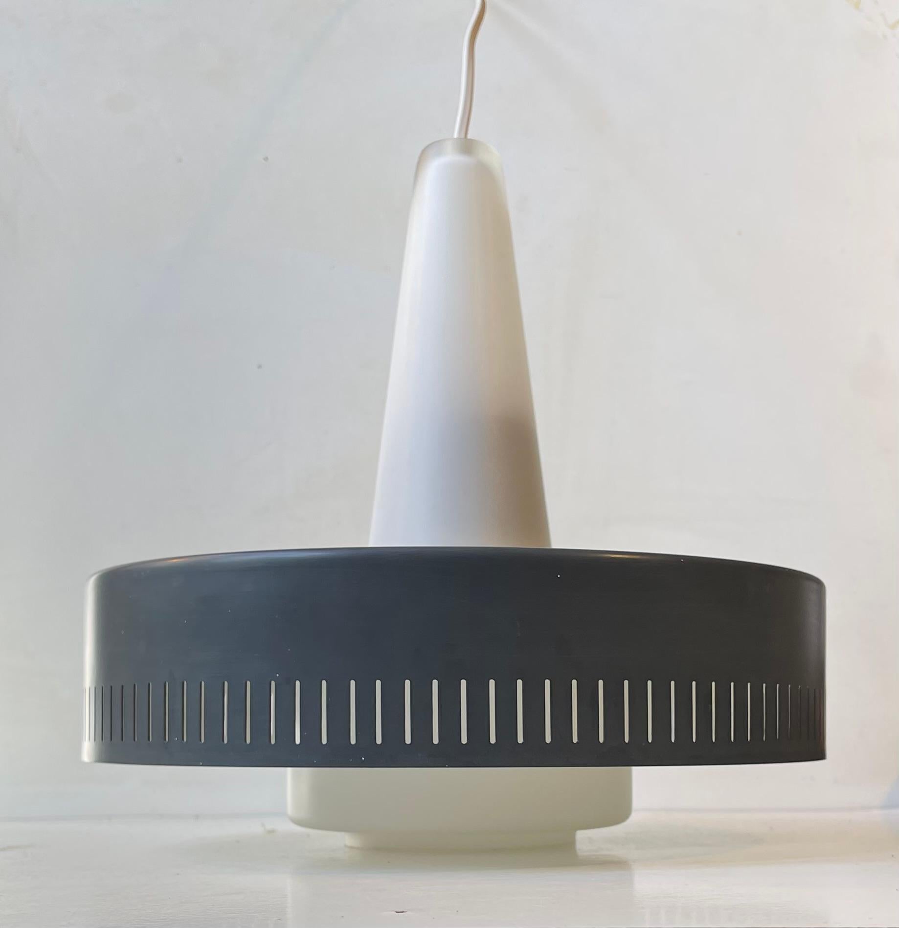 Fog & Mørup, lampada a sospensione danese modernista in vetro opalino e metallo grigio In condizioni buone in vendita a Esbjerg, DK