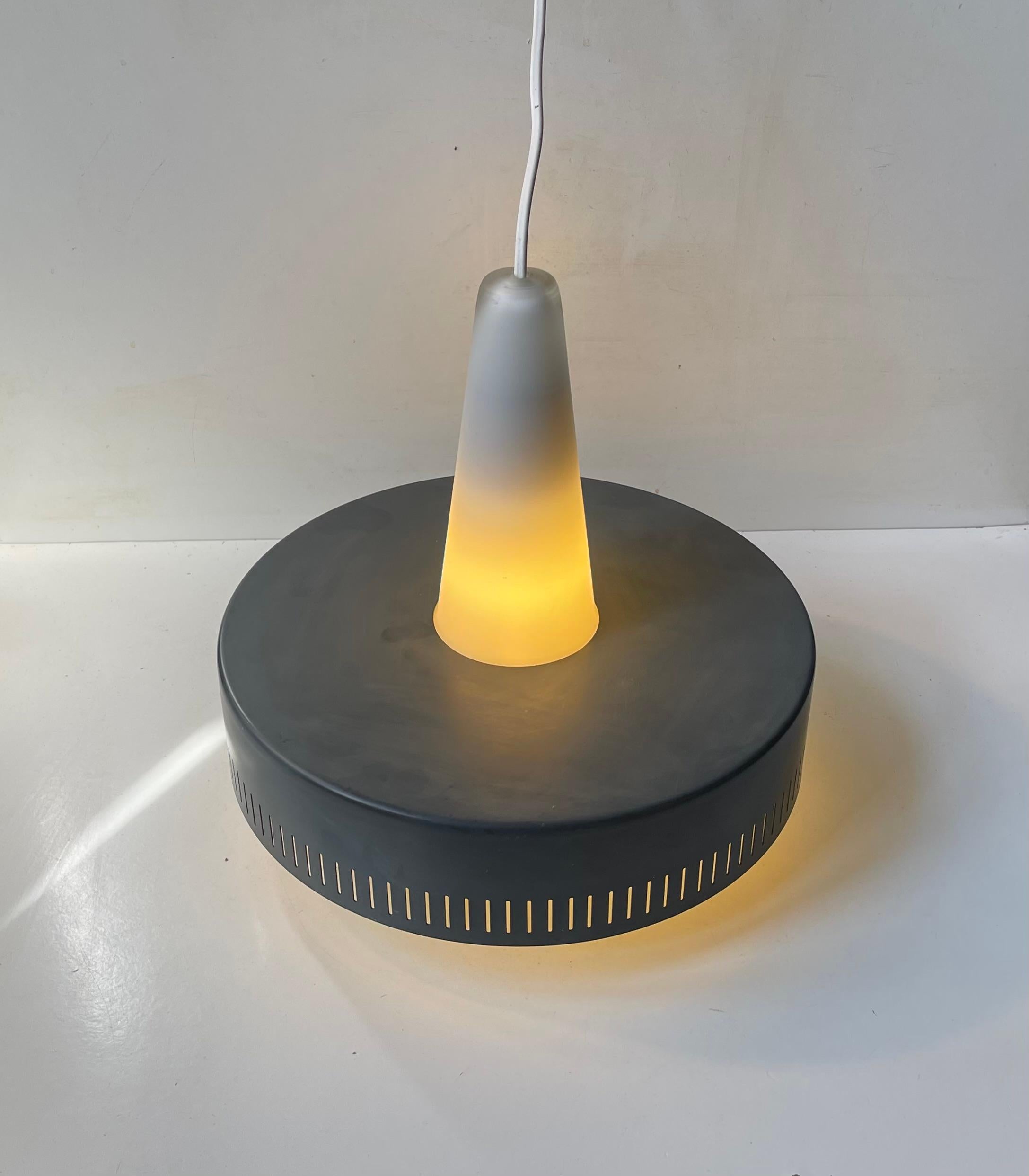 Metà XX secolo Fog & Mørup, lampada a sospensione danese modernista in vetro opalino e metallo grigio in vendita