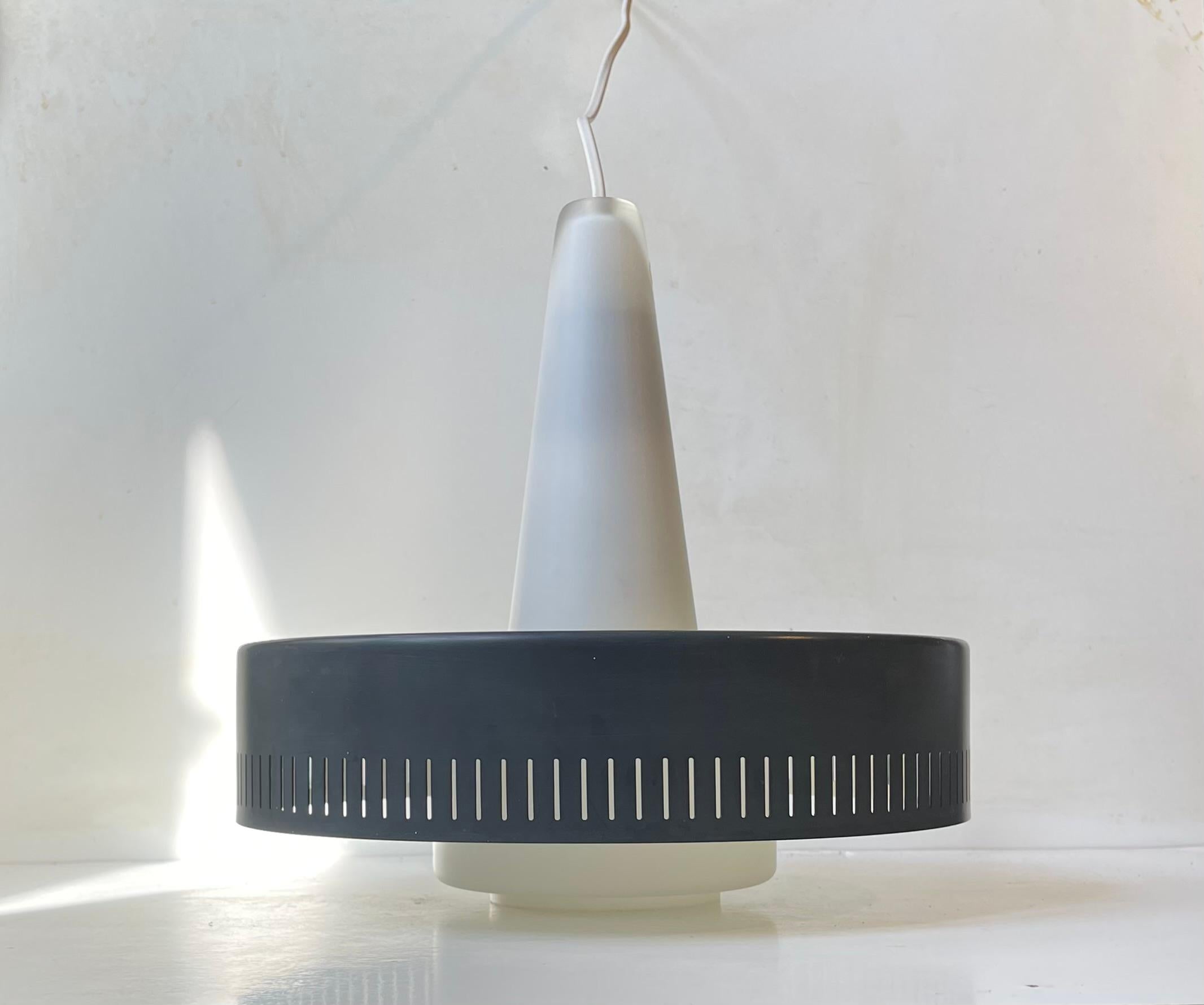 Metallo Fog & Mørup, lampada a sospensione danese modernista in vetro opalino e metallo grigio in vendita