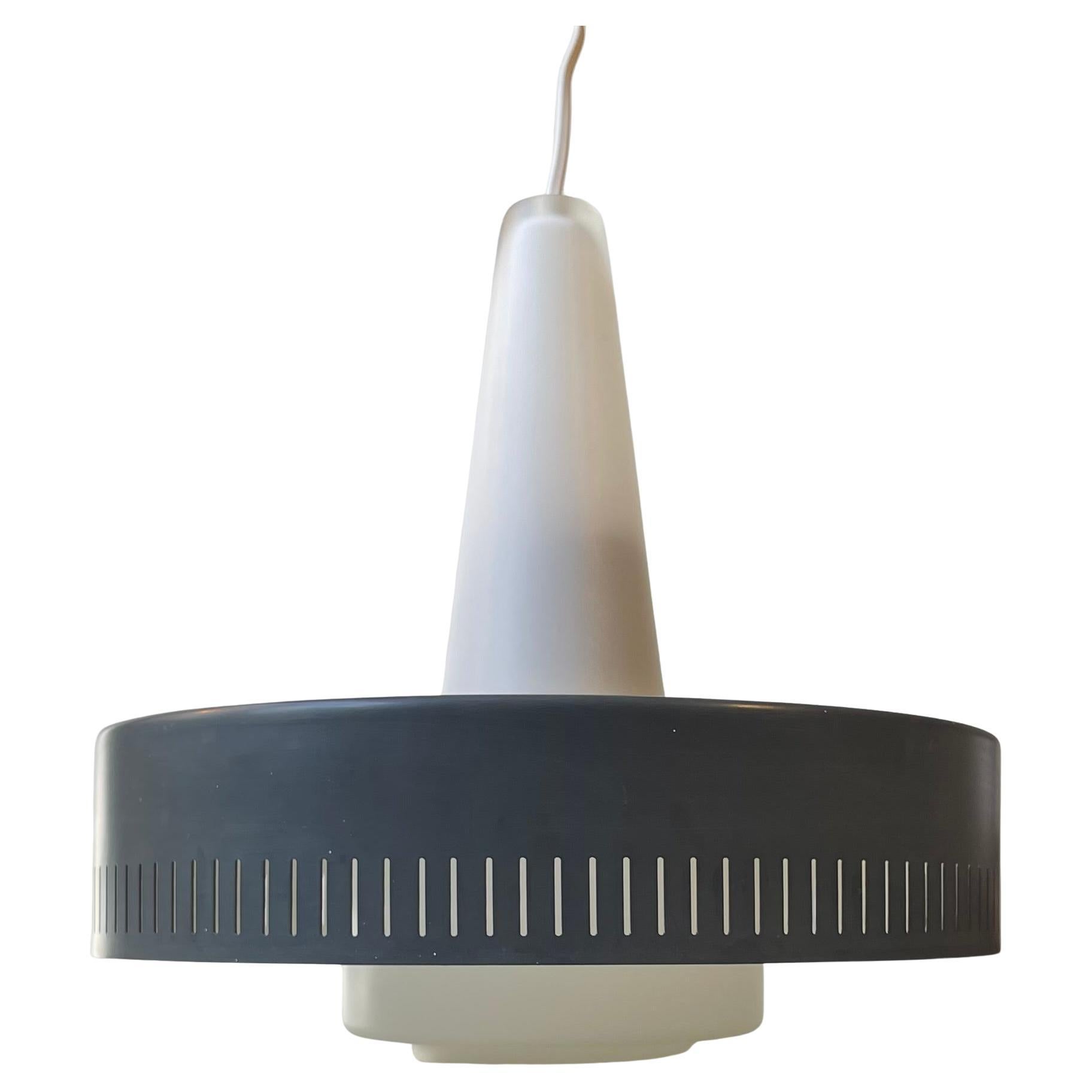 Fog & Mørup, lampada a sospensione danese modernista in vetro opalino e metallo grigio