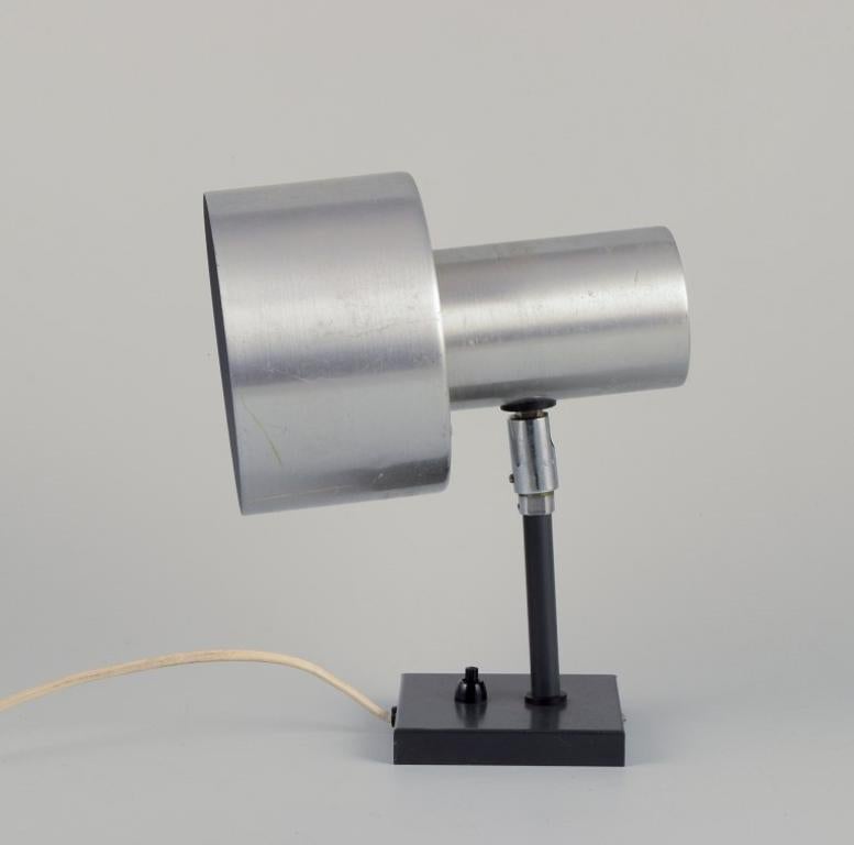 Fog & Mørup, Danimarca
Una coppia di lampade da parete in alluminio e metallo.
1970s.
In ottime condizioni, con segni d'uso e qualche graffio.
Etichetta.
Paralume: L 20,0 cm x P 14,0 cm.