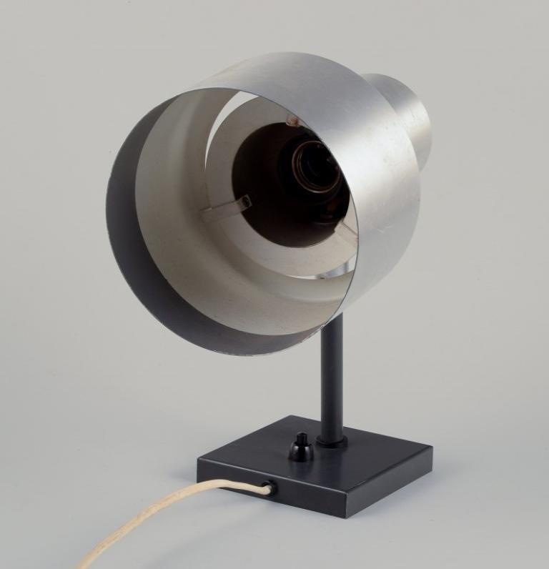 Scandinavo moderno Fog & Mørup, Danimarca. Coppia di lampade da parete in alluminio e metallo. in vendita