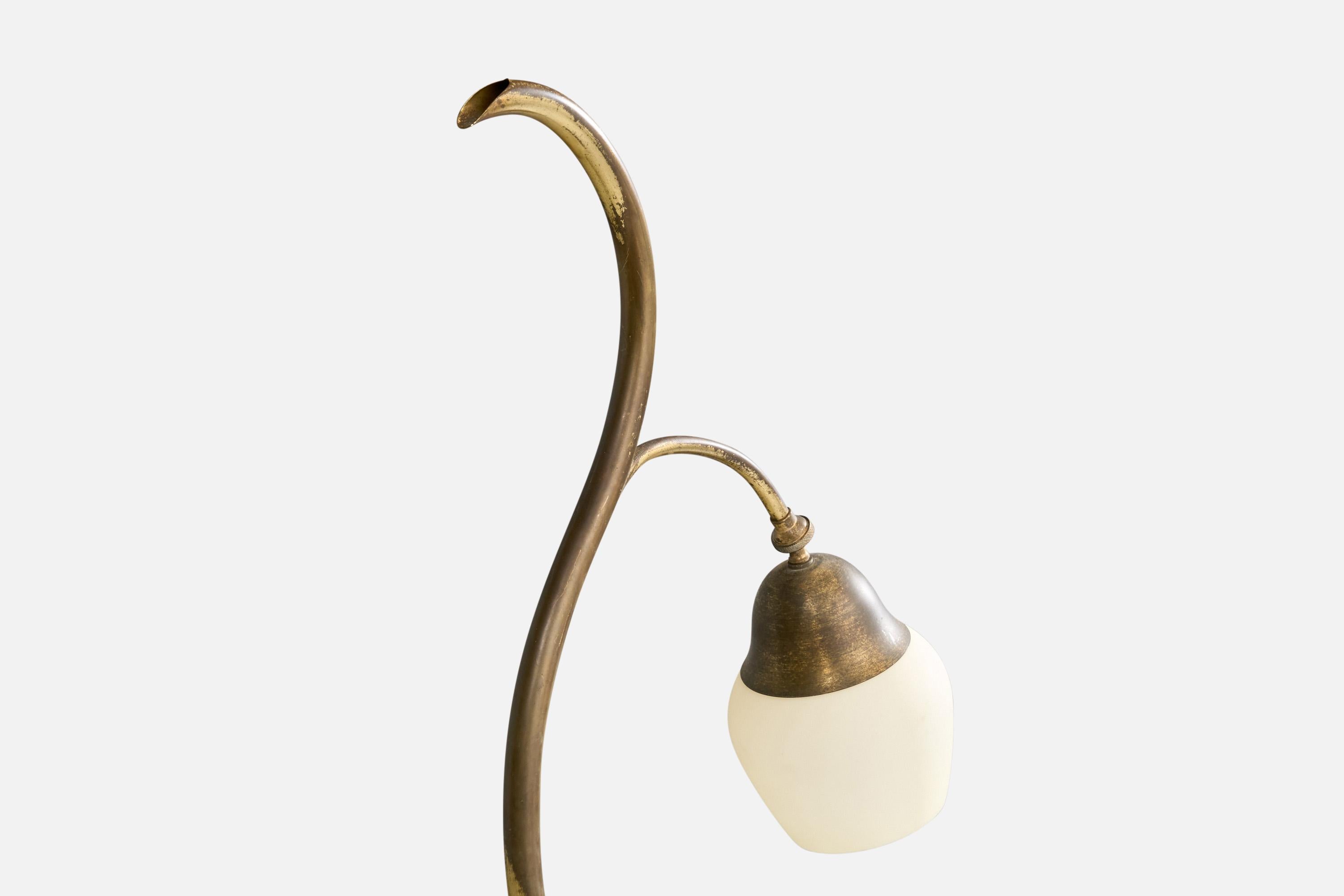 Lámpara de pie regulable de latón y cristal opalino blanco, fabricada por Fog & Mørup, Dinamarca, c. 1940.

Fuerte oxidación presente en toda la lámpara.

Dimensiones de la lámpara con pantalla (pulgadas): 64,5