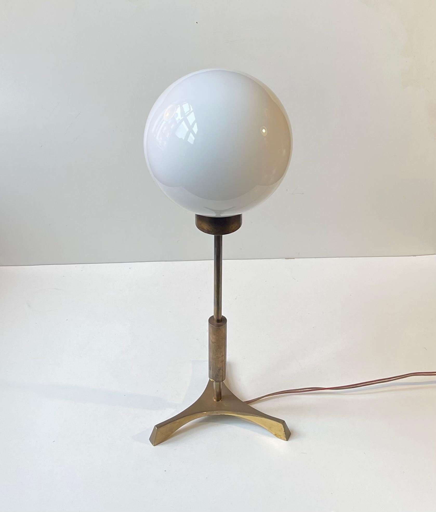 Mid-Century Modern Fog & Mørup Lampe de table fonctionnaliste à trois pieds en laiton attribuée à Josef Frank en vente