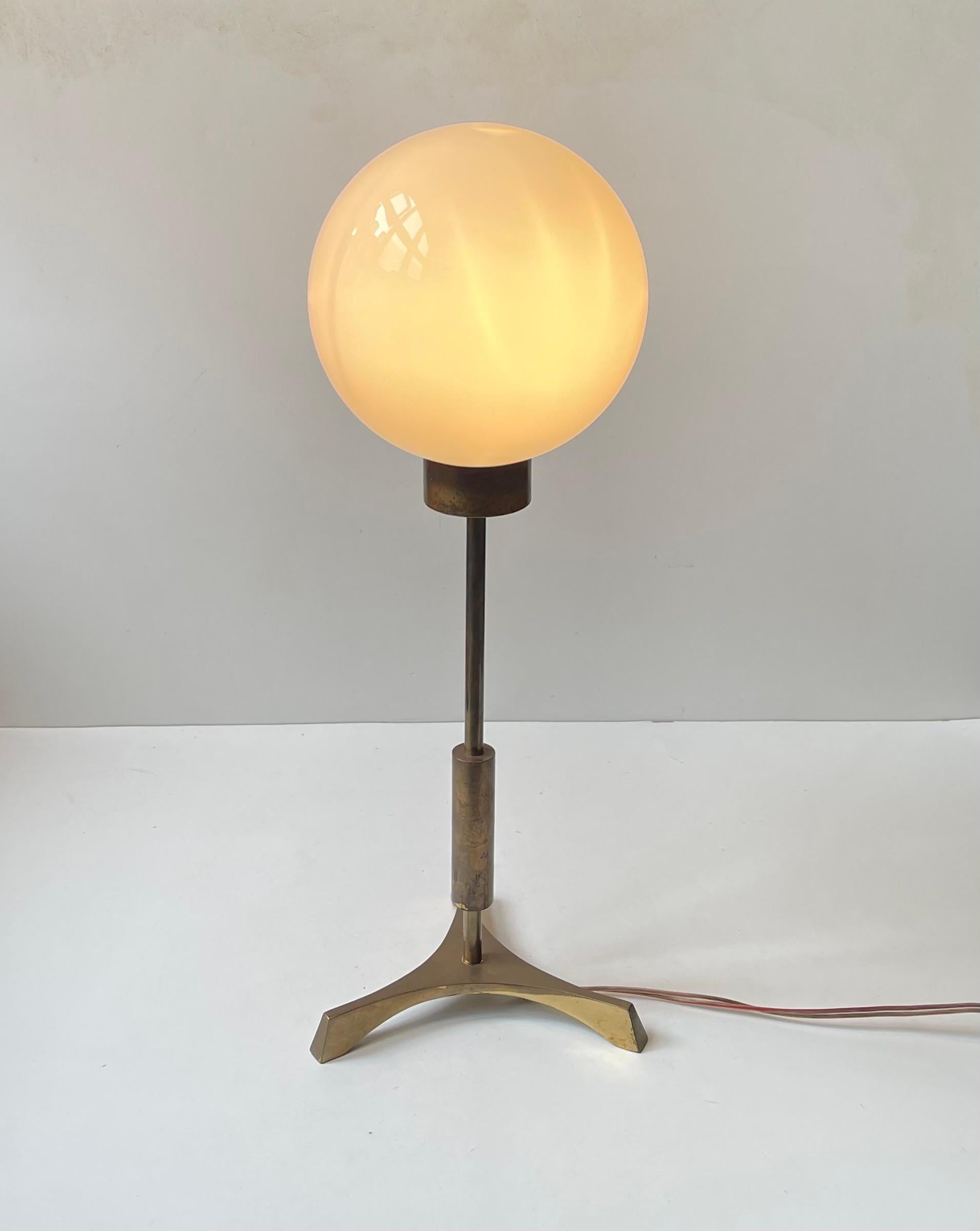 Scandinave Fog & Mørup Lampe de table fonctionnaliste à trois pieds en laiton attribuée à Josef Frank en vente