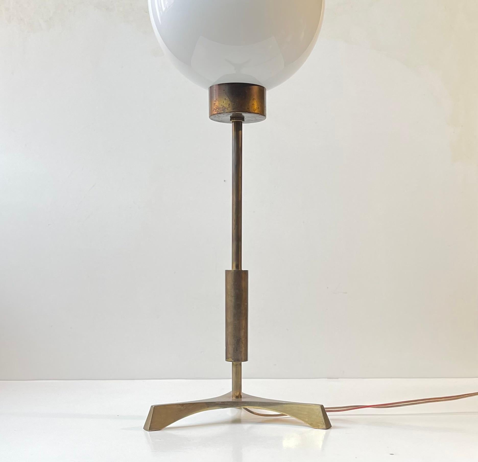 Fog & Mørup Lampe de table fonctionnaliste à trois pieds en laiton attribuée à Josef Frank Bon état - En vente à Esbjerg, DK