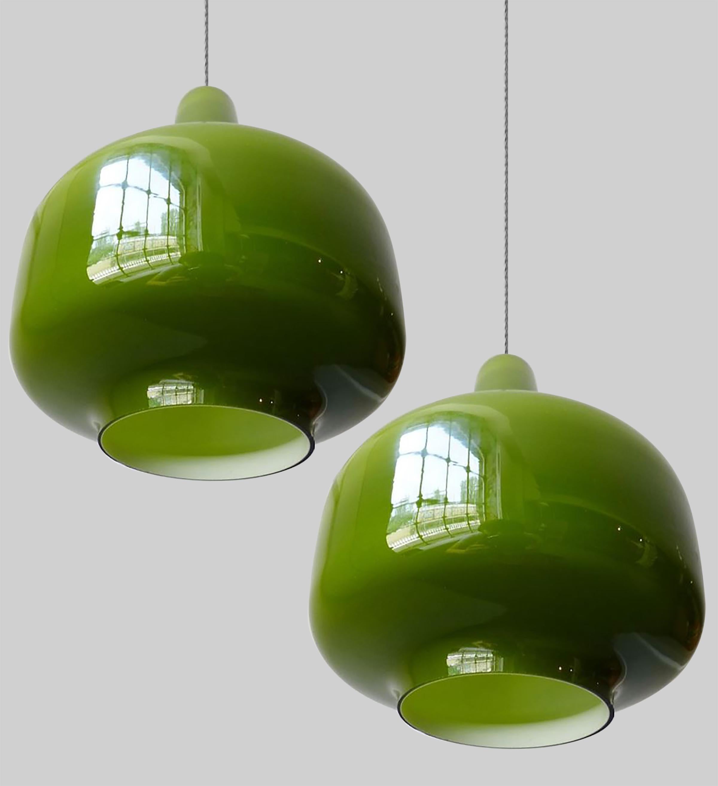 Modernist wall lamp in brass and green-colored glass.
Designed and made in Sweden by Hans-Agne Jakobsson from, circa 1960 second half.
Measures: Height lampshade 38.5 cm / 15.2