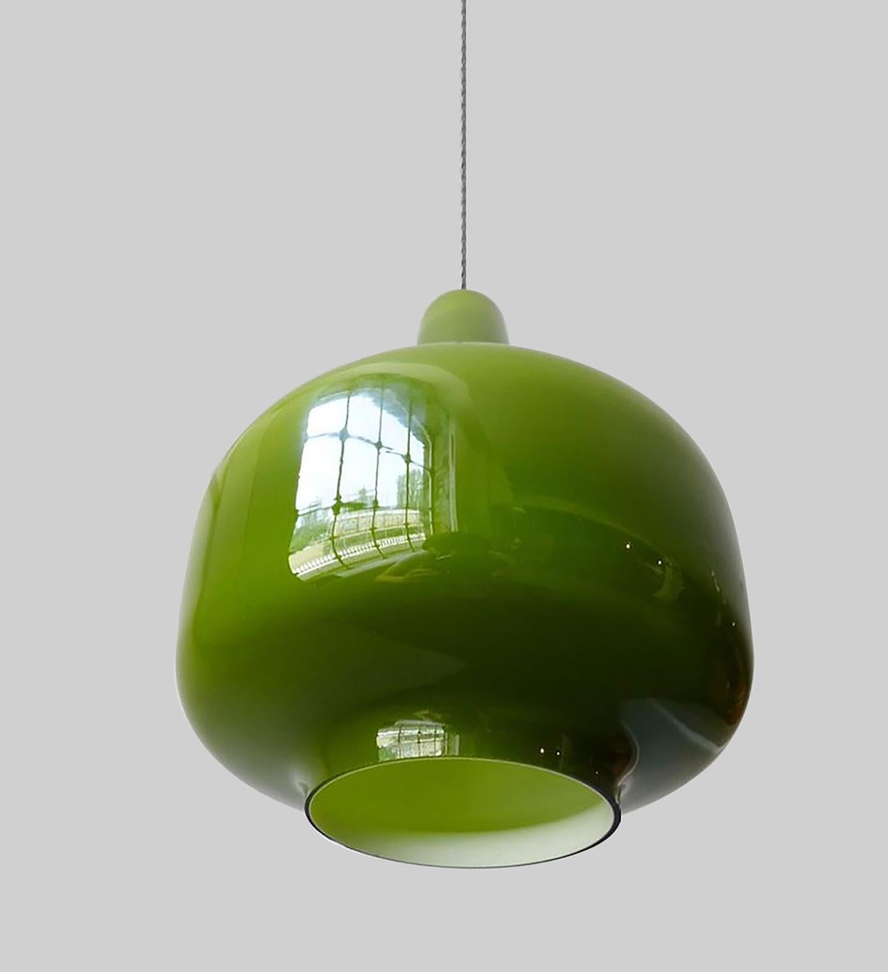 Modernist wall lamp in brass and green-colored glass.
Designed and made in Sweden by Hans-Agne Jakobsson from, circa 1960 second half.
Measures: Height lampshade 38.5 cm / 15.2