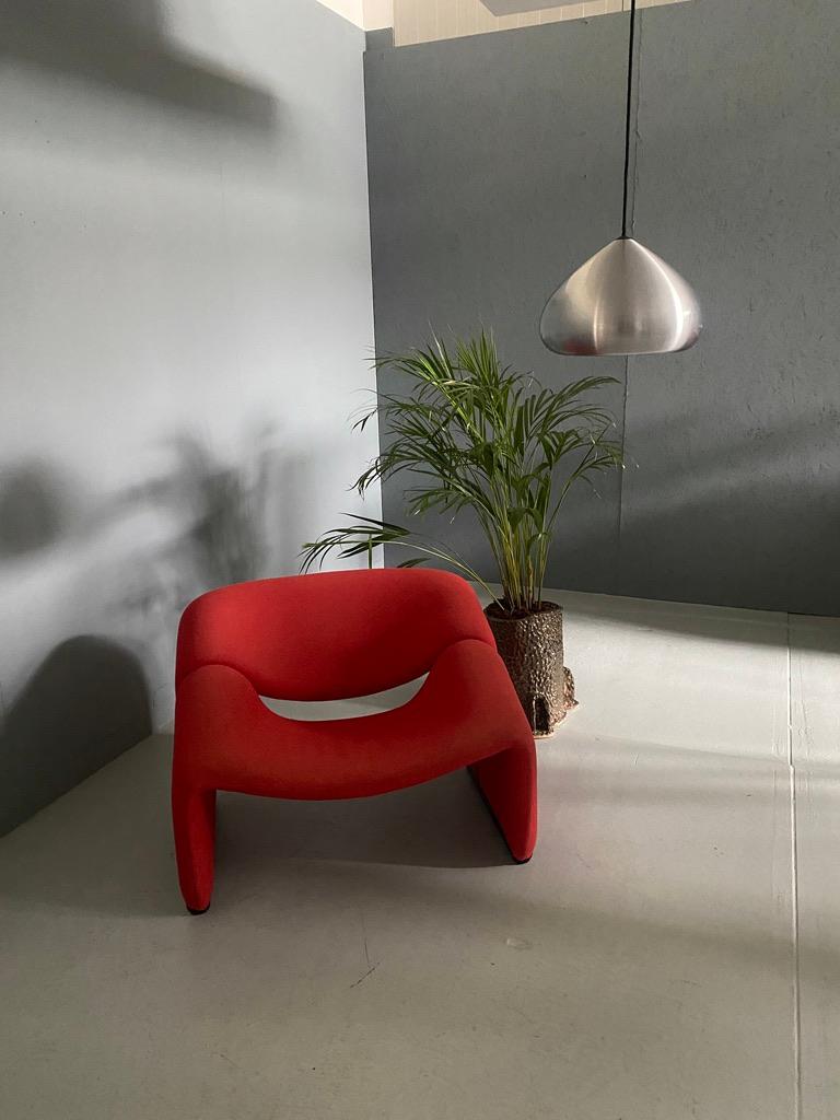 Bellissima lampada del designer danese Jo Hammerborg per Fog & Mørup. Questo è il modello Dania- E2403 in alluminio spazzolato argento con interni laccati bianchi. La lampada è stata progettata nel 1969.

Il design è giocoso e caldo grazie alla sua