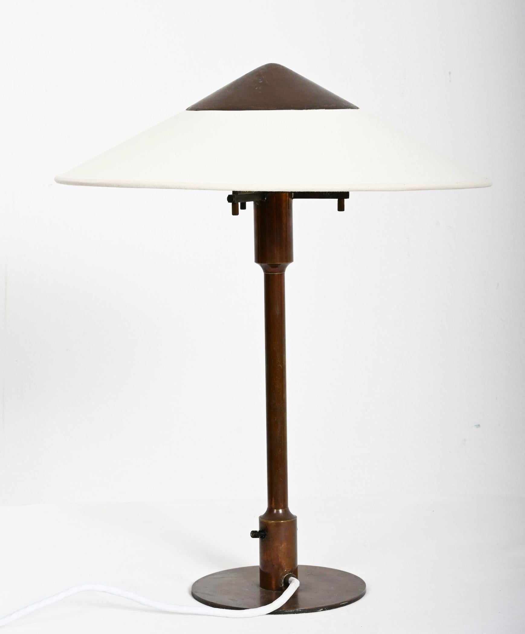 Lampada da tavolo in ottone Art Déco modello Kongelys, disegnata da Niels Rasmussen Thykier nel 1928 per Fog & Mørup a Copenhagen.
Questa lampada è una prima versione con un interruttore di circuito attraverso lo stelo. La lampada è in ottime