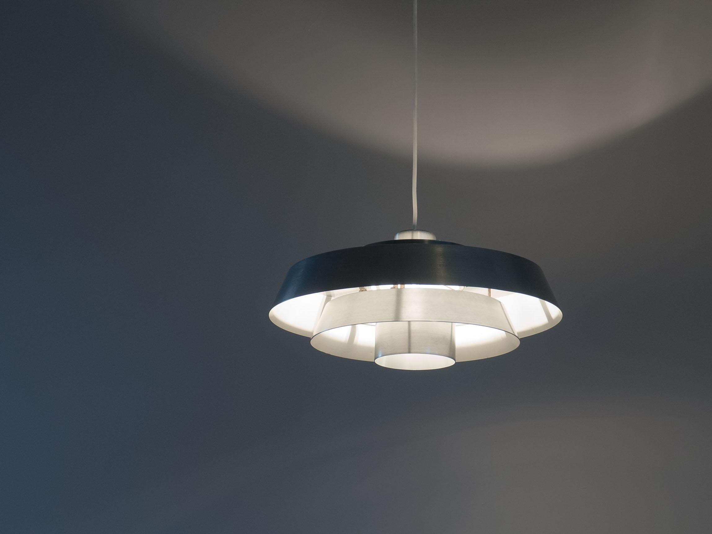 Lampe suspendue vintage appelée 'Nova'. Conçu par Jo Hammerborg pour Fog & Mørup, Danemark.

Cette suspension vintage est un excellent exemple de luminaires au design danois. Les anneaux en aluminium sont façonnés et dimensionnés de manière à ce que