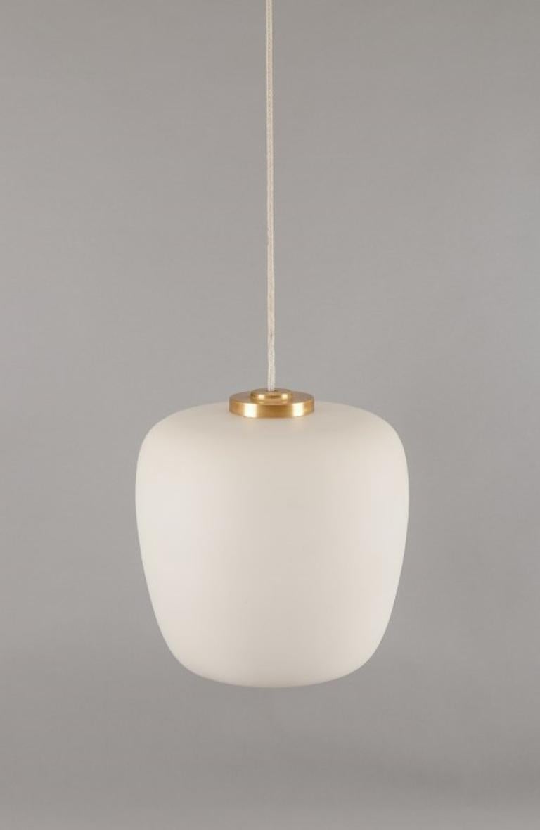 Lampada a sospensione Fog & Mørup in vetro opalino smerigliato con montatura in ottone.
Modello grande.
Metà del XX secolo, Danimarca.
In ottime condizioni.
Dimensioni: D 31 cm x H 31 cm.