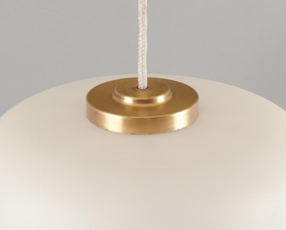 Scandinavo moderno Lampada a sospensione Fog & Mørup in vetro opalino smerigliato con montatura in ottone. in vendita
