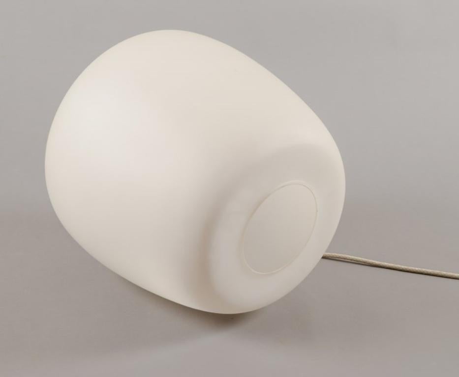 Lampada a sospensione Fog & Mørup in vetro opalino smerigliato con montatura in ottone. In condizioni ottime in vendita a Copenhagen, DK