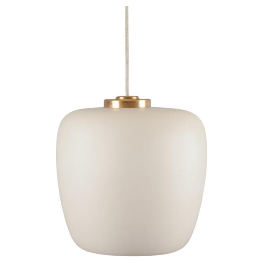 Lampada a sospensione Fog & Mørup in vetro opalino smerigliato con montatura in ottone.