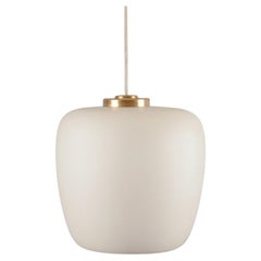 Lámpara colgante Fog & Mørup de cristal opalino esmerilado con montura de latón.
