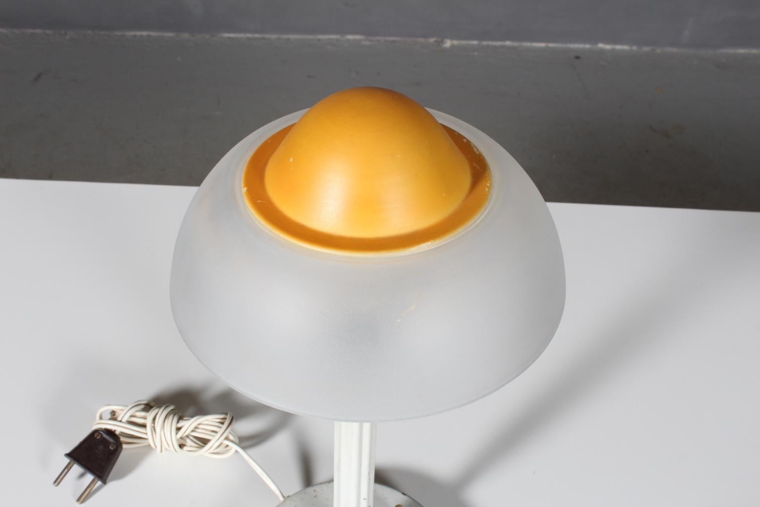 Fog & Mørup table lamp in brass.

Shades of opal glass.

Made by Fog & Mørup in the 1960s, model Fried egg.