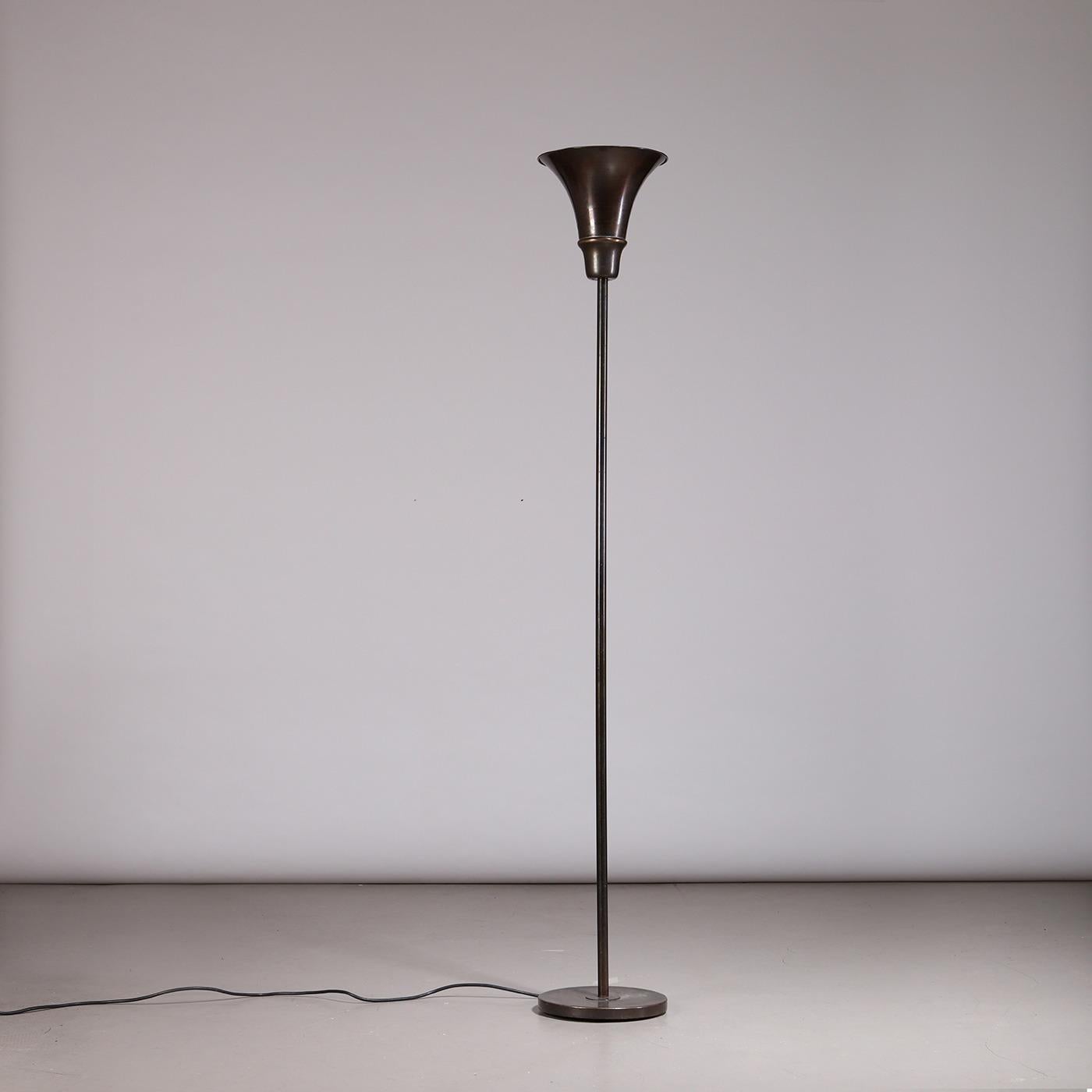 Large uplight floor lamp, produced by Fog & Mørup in Denmark, 1940s. Made from patinated bronze.

Produced in the 1940s by Fog & Mørup, one of Denmark’s most influential 20th-century lighting manufacturers renowned for high-quality craftsmanship and
