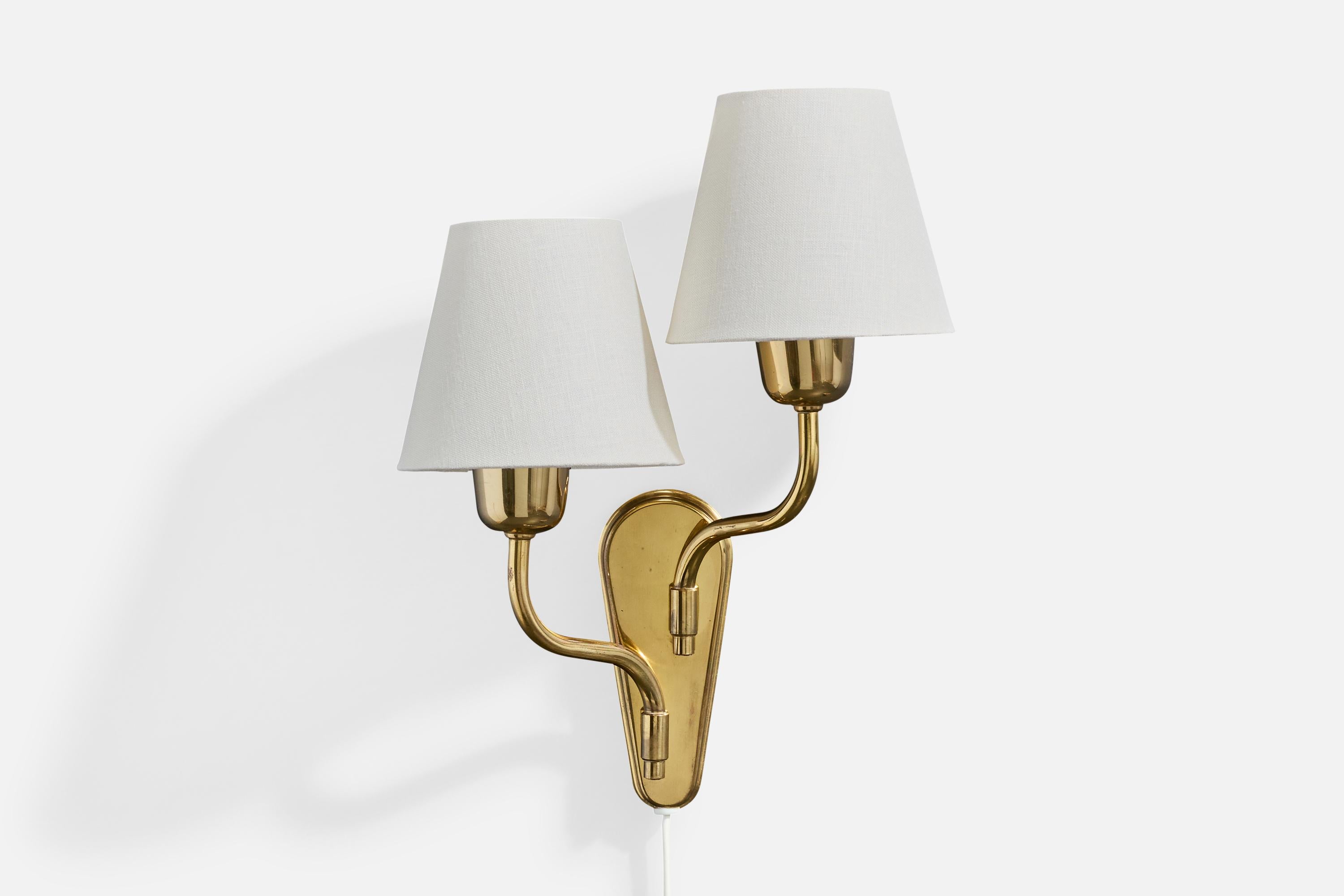 Aplique de latón y tela blanca, diseñado y producido por Fog & Mørup, Dinamarca, c. 1940.

Dimensiones totales (en pulgadas): 13,0 