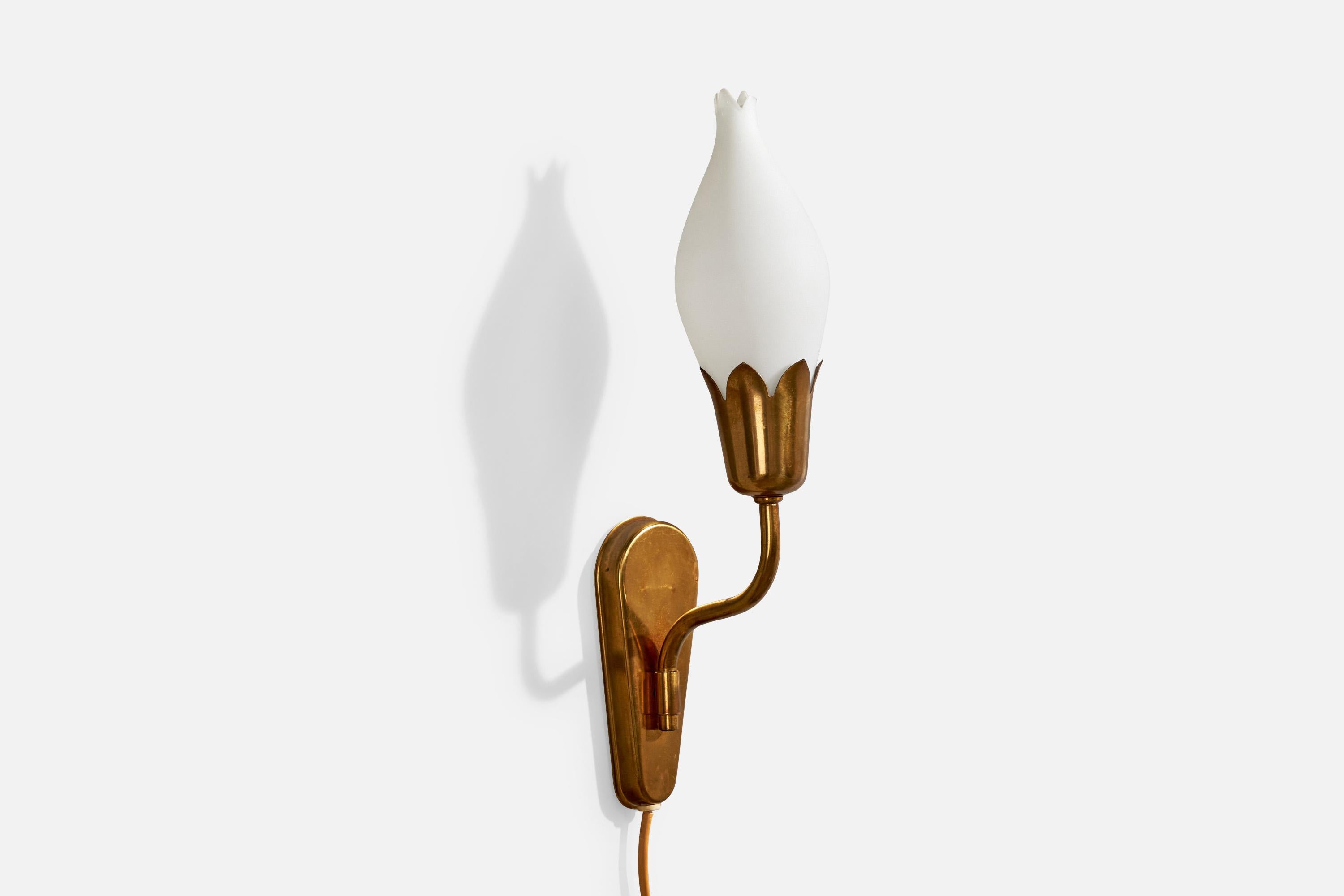 Aplique de latón y cristal opalino blanco, diseñado y fabricado por Fog & Mørup, Dinamarca, c. 1950.

Dimensiones totales (pulgadas): 14,5