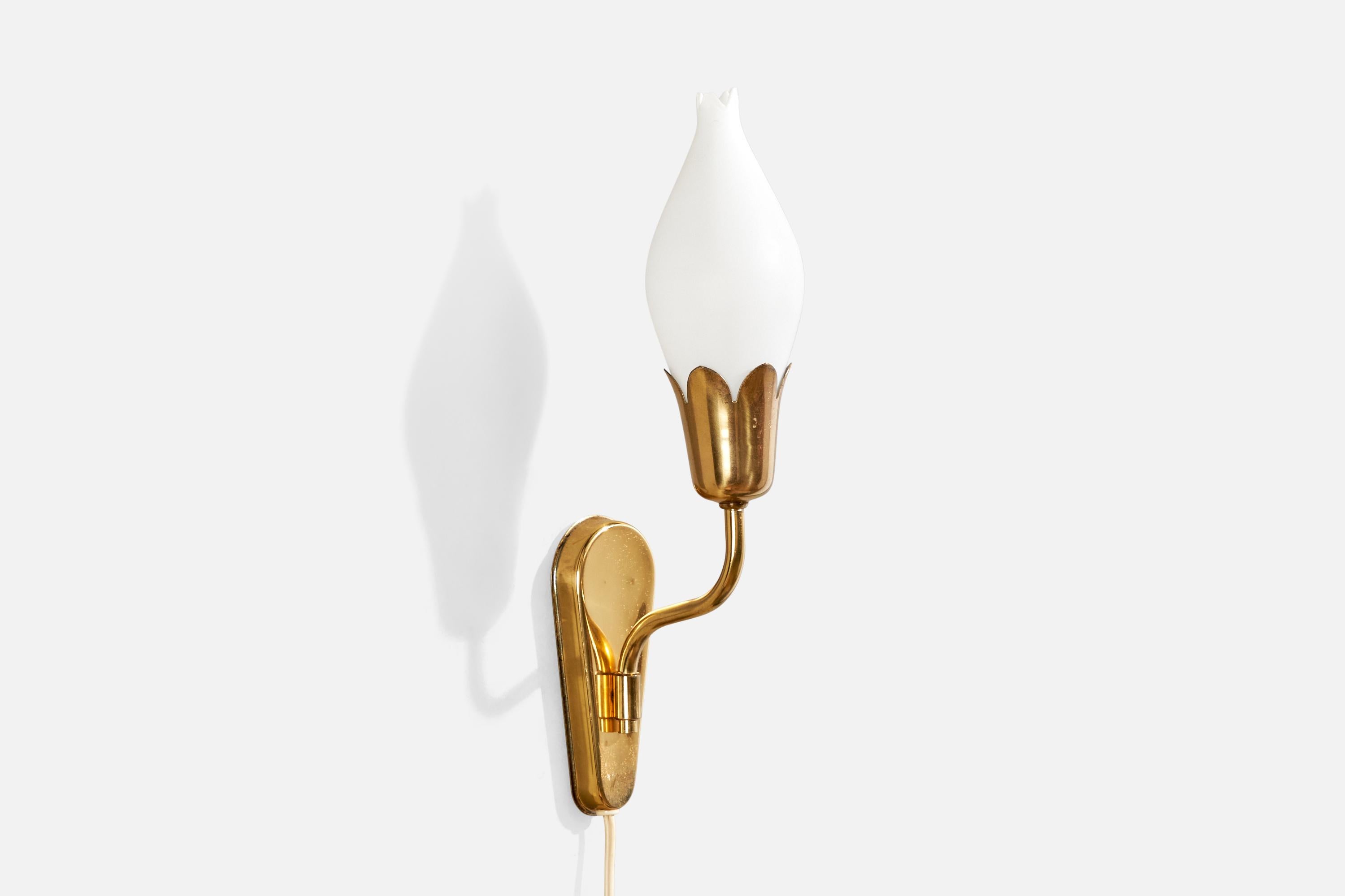 Aplique de latón y cristal opalino blanco, diseñado y fabricado por Fog & Mørup, Dinamarca, c. 1950.

Dimensiones totales (pulgadas): 14