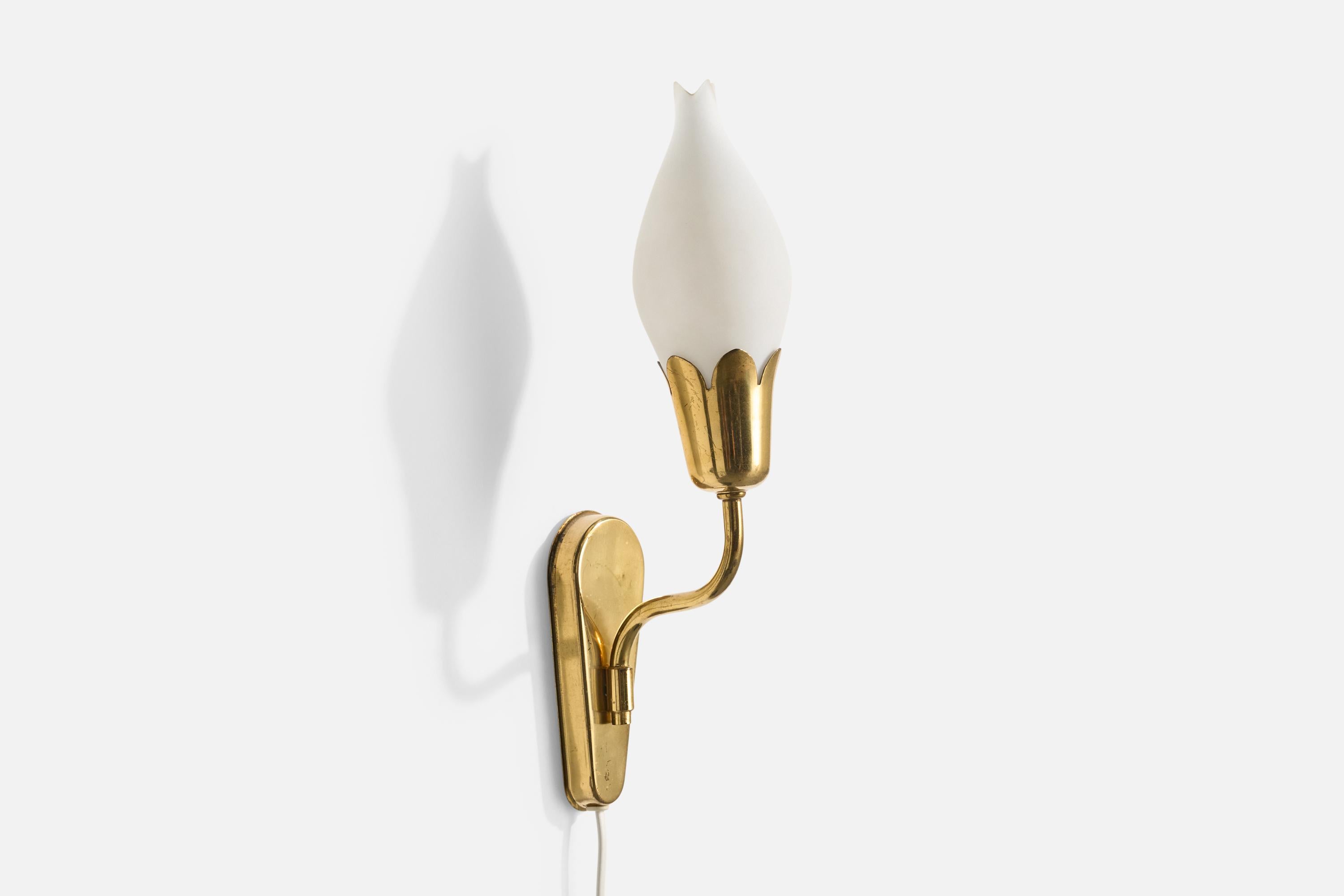 Aplique de latón y cristal opalino blanco, diseñado y fabricado por Fog & Mørup, Dinamarca, c. 1950. 

Dimensiones totales (en pulgadas): 14,5