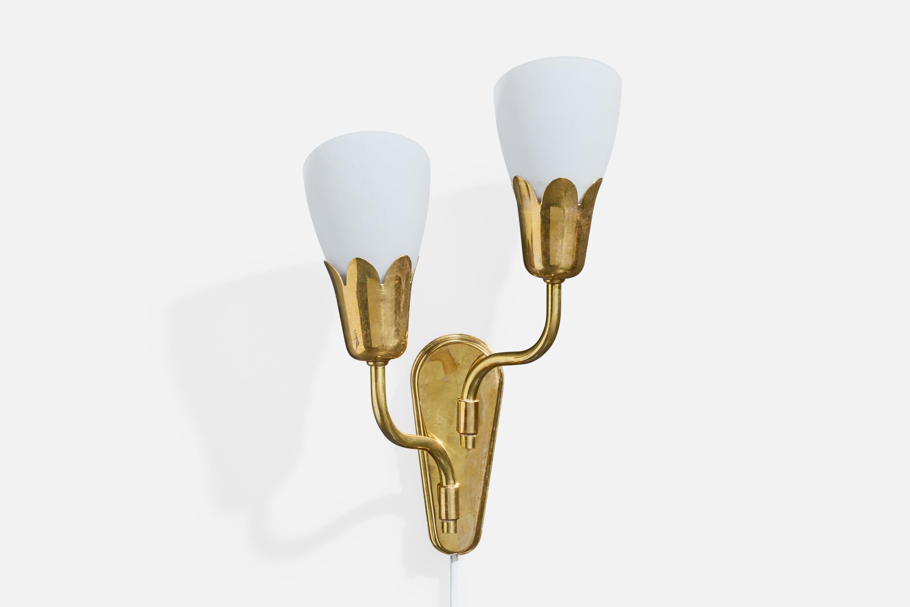 Applique in ottone e vetro opalino bianco prodotta da Fog & Mørup, Danimarca, anni '50 circa.

Leggera ossidazione presente in tutto il pezzo

Dimensioni complessive (pollici): 13,25 