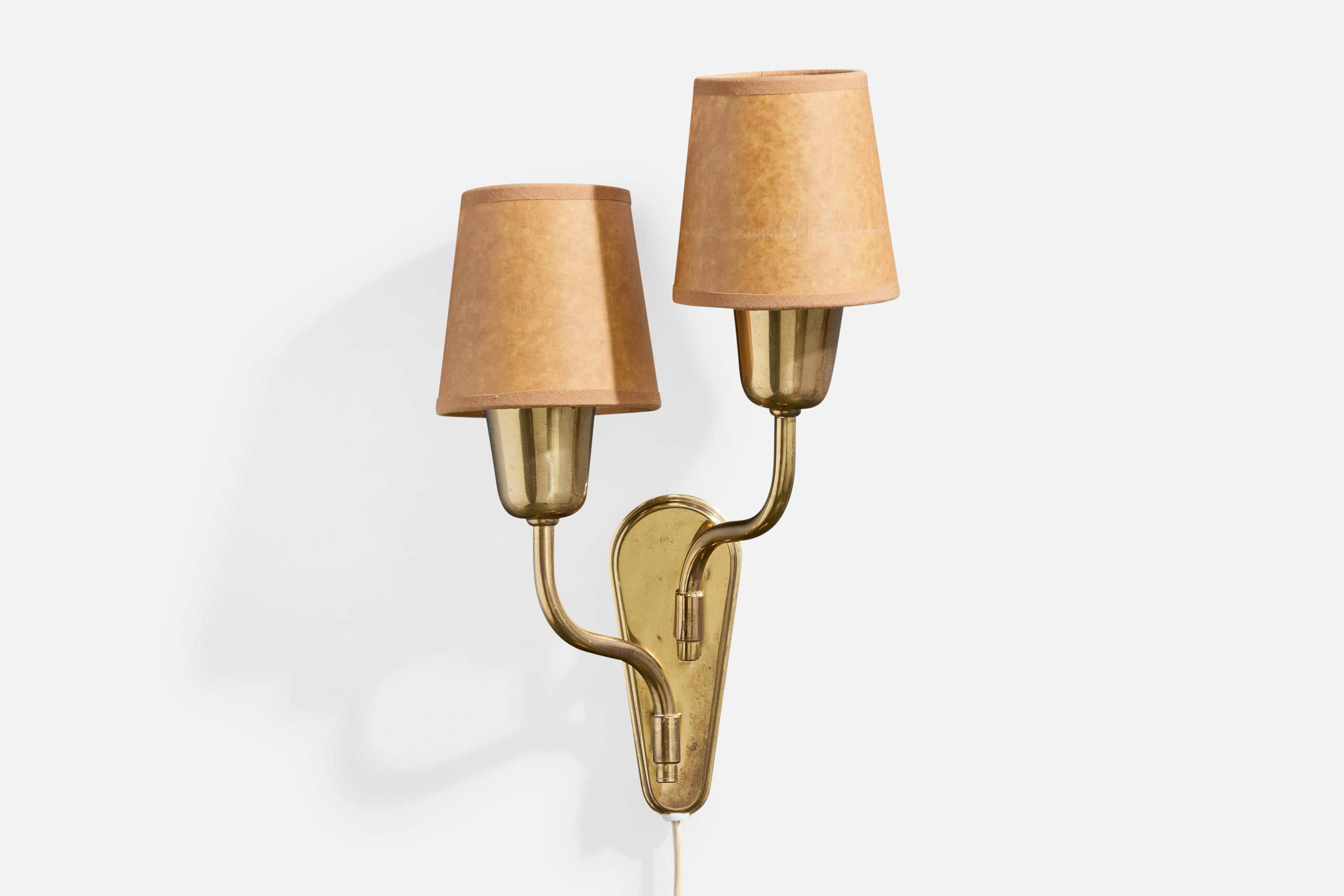 Aplique de latón y papel de pergamino marrón fabricado por Fog & Mørup, Dinamarca, c. 1940.

Pantallas de lámpara nuevas.

Dimensiones totales (pulgadas): 13,75