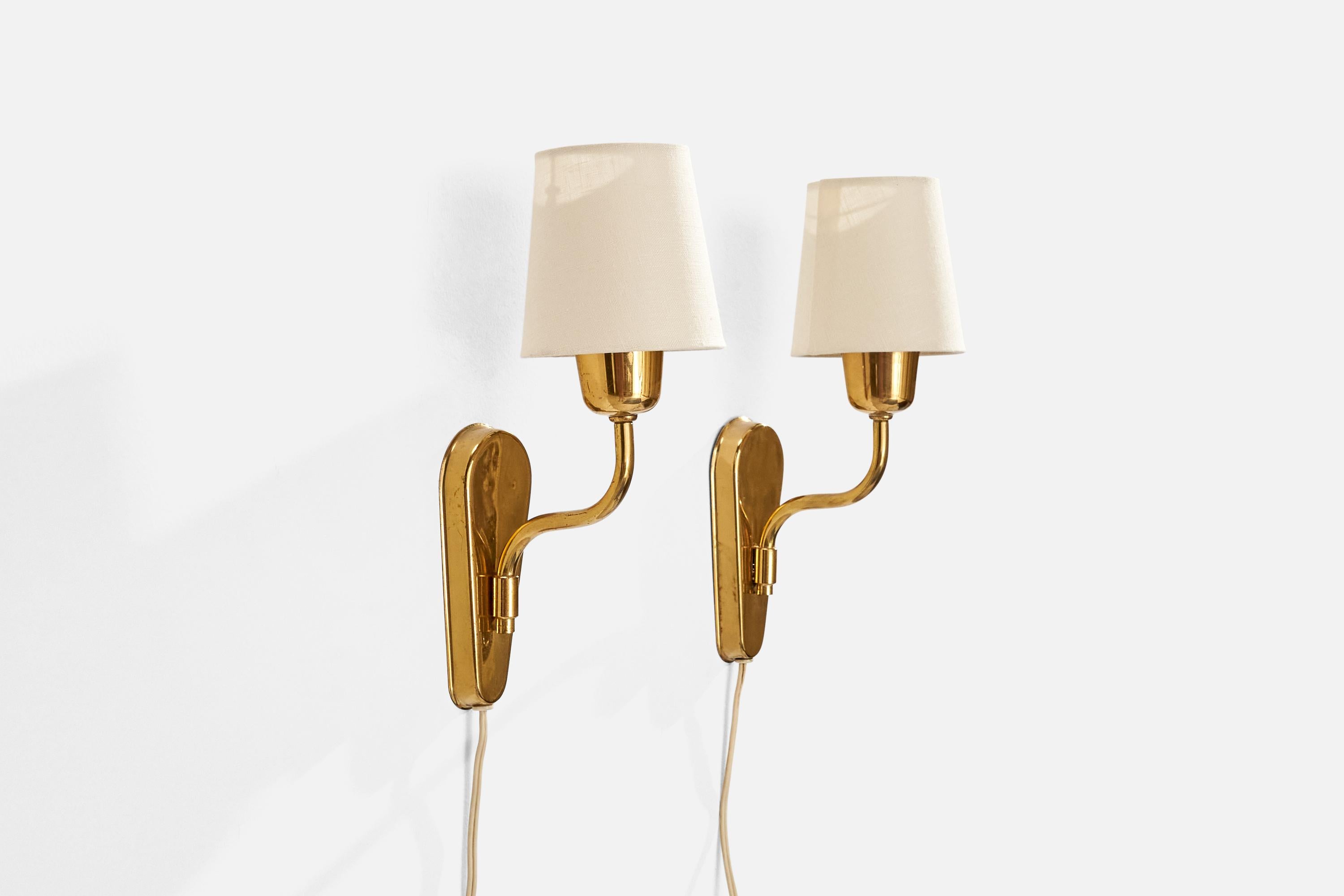  Pareja de apliques de latón y tela blanca, diseñados y fabricados por Fog & Mørup, Dinamarca, c. década de 1940.

Dimensiones totales (pulgadas): 11,75
