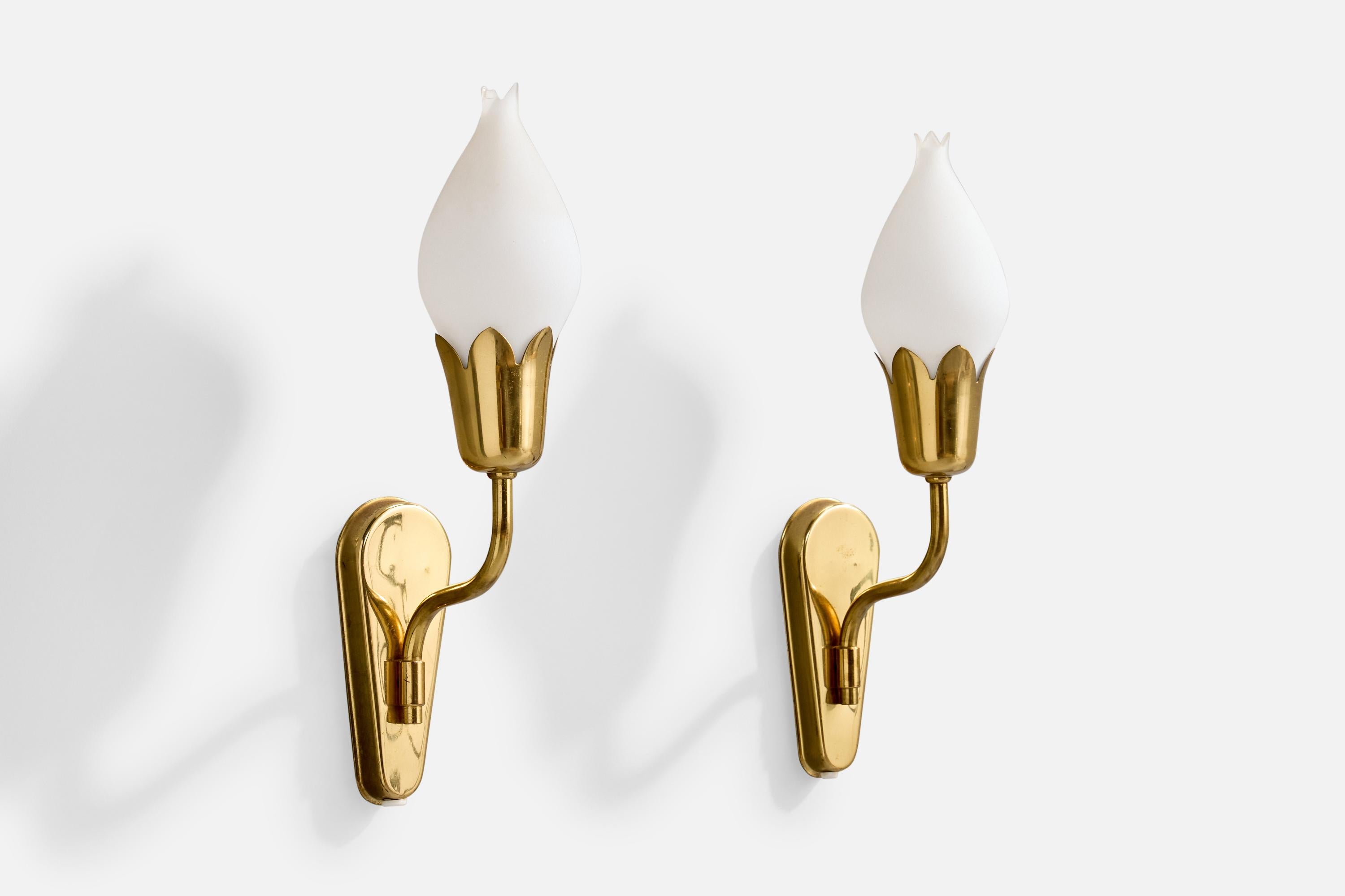Pareja de apliques de latón y cristal opalino blanco, diseñados y fabricados por Fog & Mørup, Dinamarca, c. 1950.

Dimensiones totales (pulgadas): 13,75