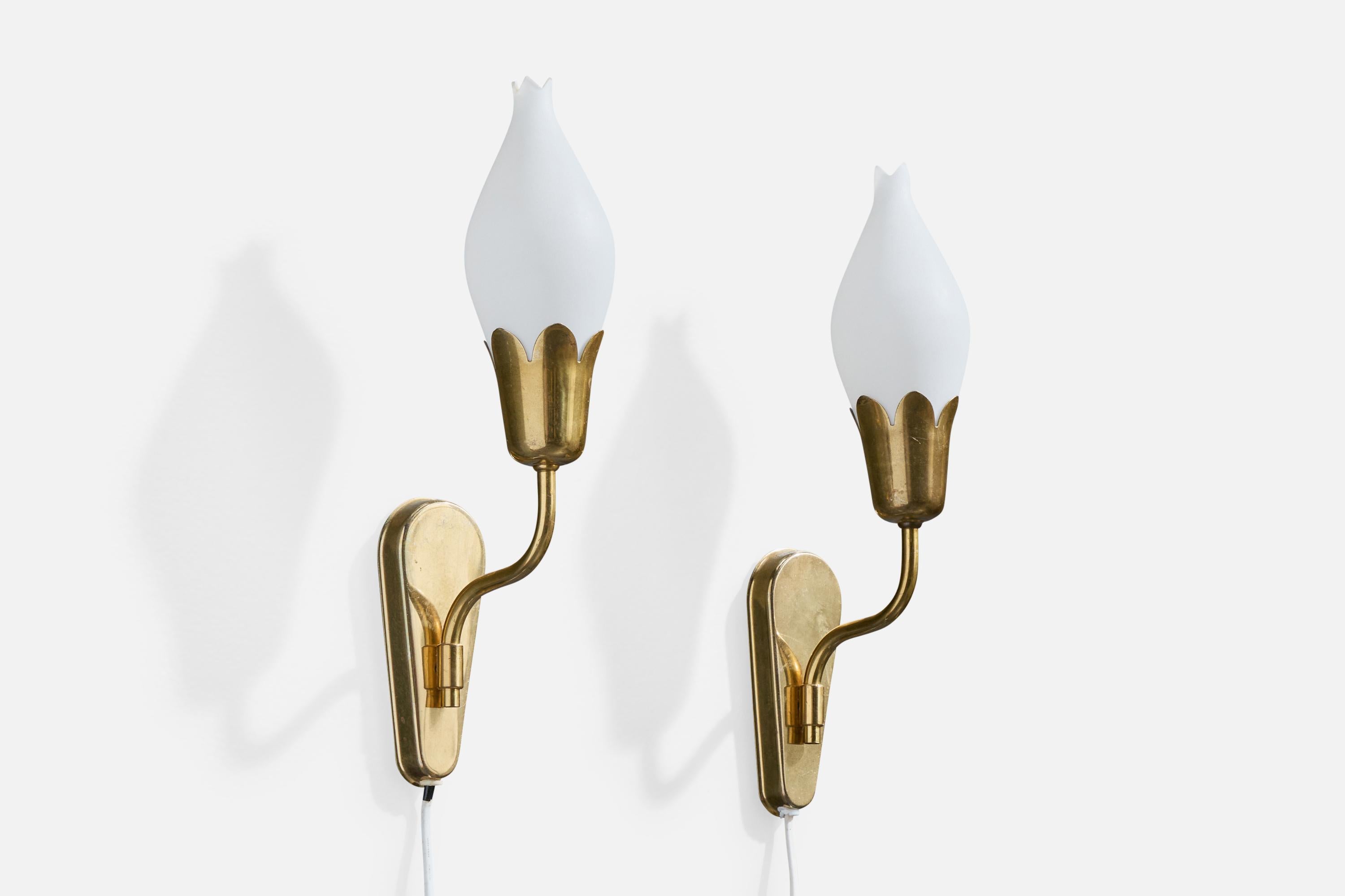 Pareja de apliques de latón y cristal opalino blanco, diseñados y fabricados por Fog & Mørup, Dinamarca, c. 1940.

Dimensiones totales (en pulgadas): 14,5 