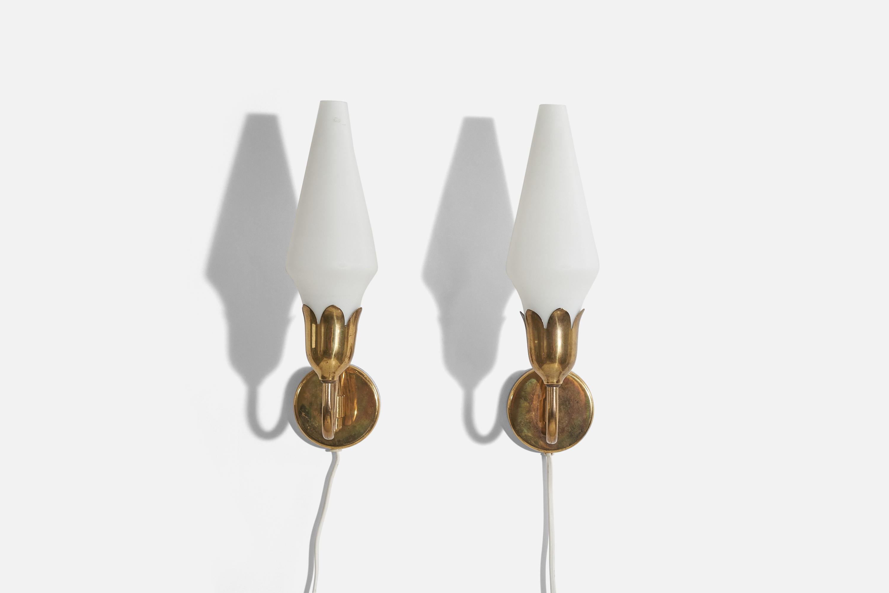 A pair of brass and glass wall lights designed and produced by Fog & Mørup, Denmark, c. 1950s.

Dimensions of the back plate (inches) : 3.4375 x 3.4375 x 0.75 (H x W x D).