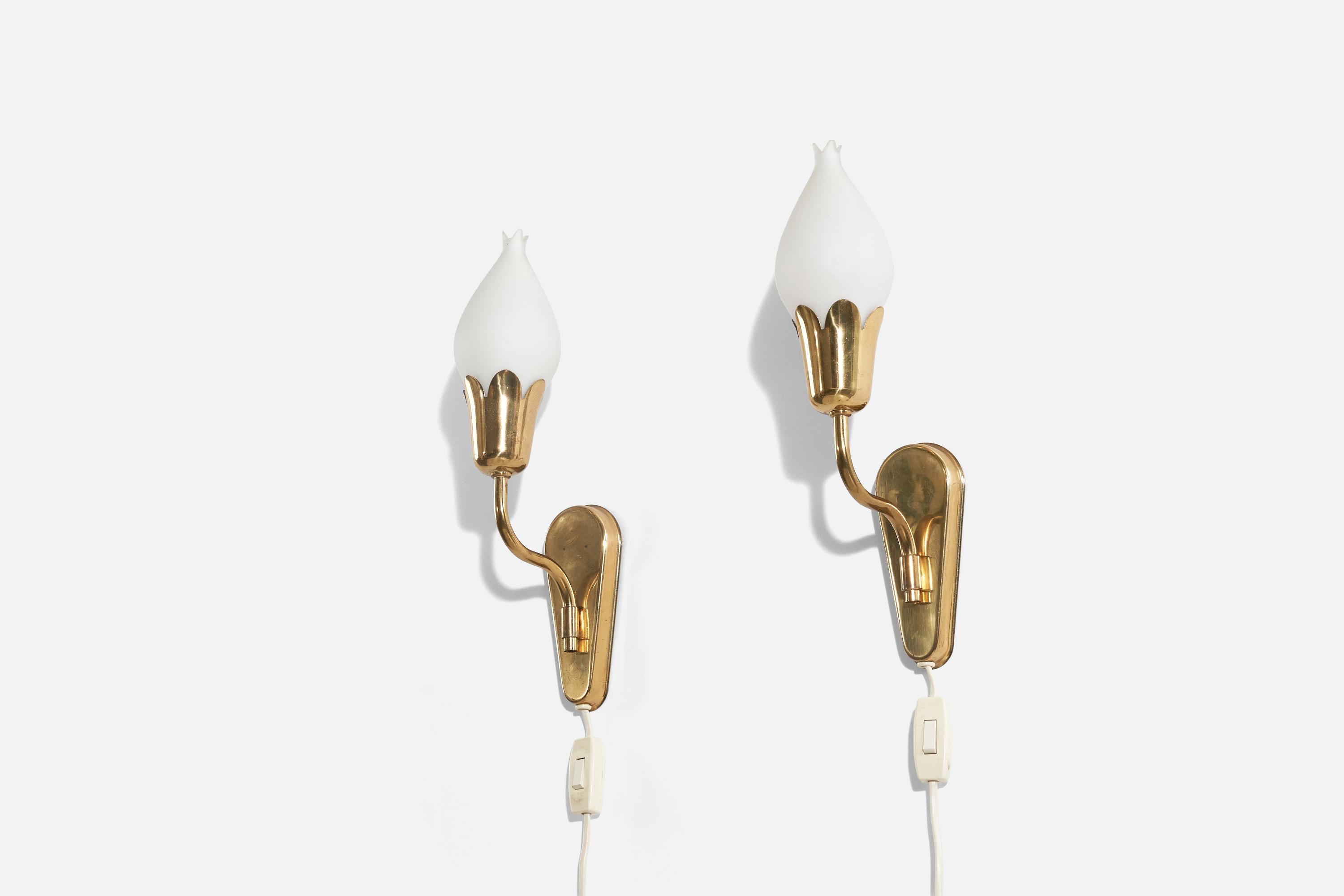 A pair of brass and glass wall lights designed and produced by Fog & Mørup, Denmark, c. 1950s.

Dimensions of back plate (inches) : 6.01 x 2.48 x 0.66 (H x W x D).