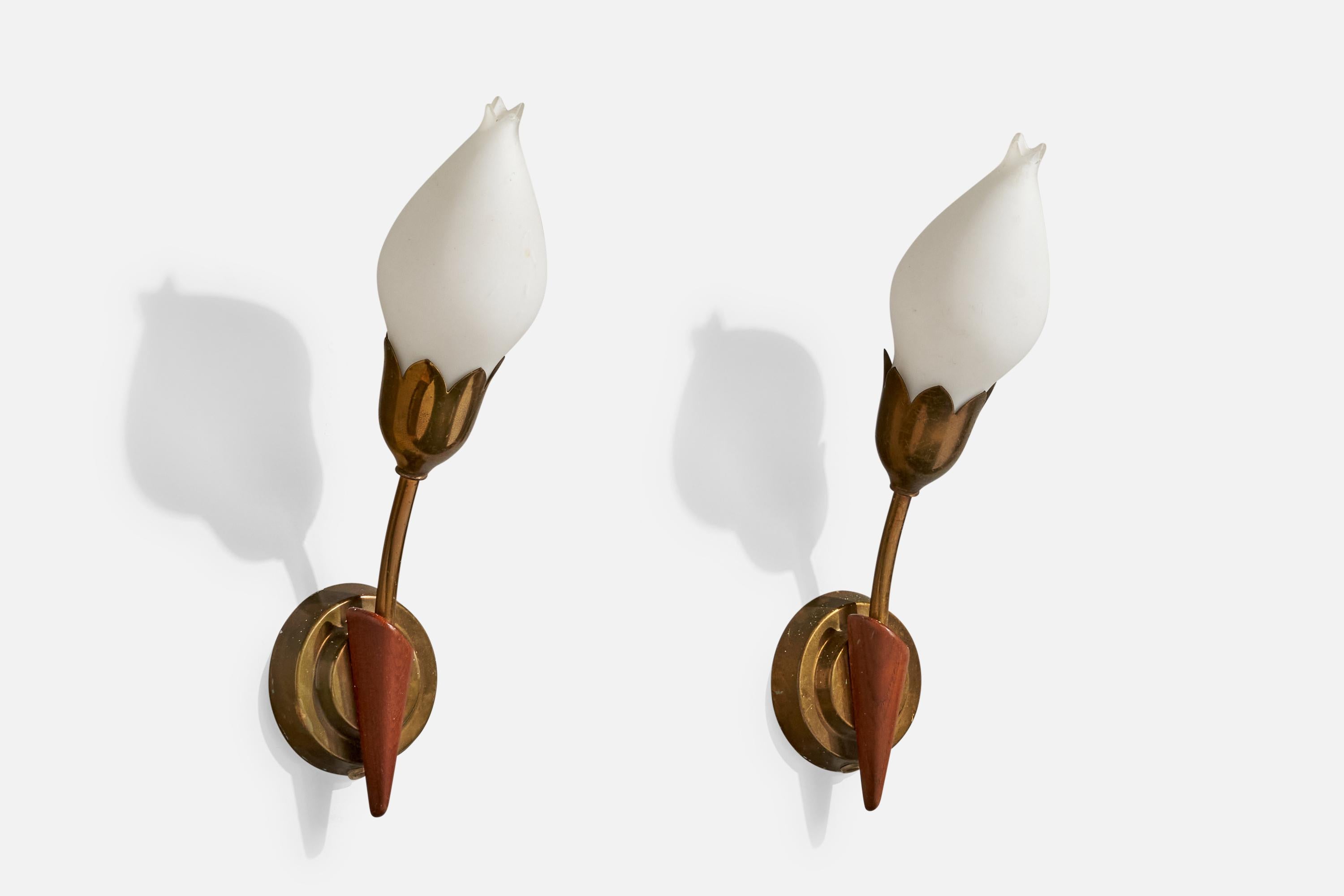 Paire d'appliques en laiton, teck et verre opalin blanc produites par Fog & Mørup, Danemark, c. 1950.

Les bras, les douilles et la plaque arrière en laiton présentent une oxydation modérée.

Dimensions globales (en pouces) : 13,5