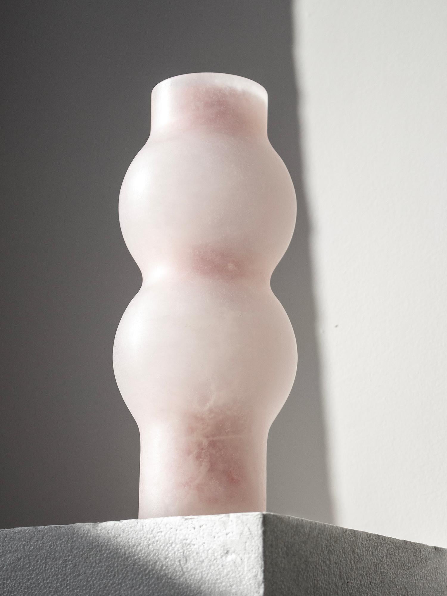 Fog-Vase 01 aus Alabaster (21. Jahrhundert und zeitgenössisch) im Angebot