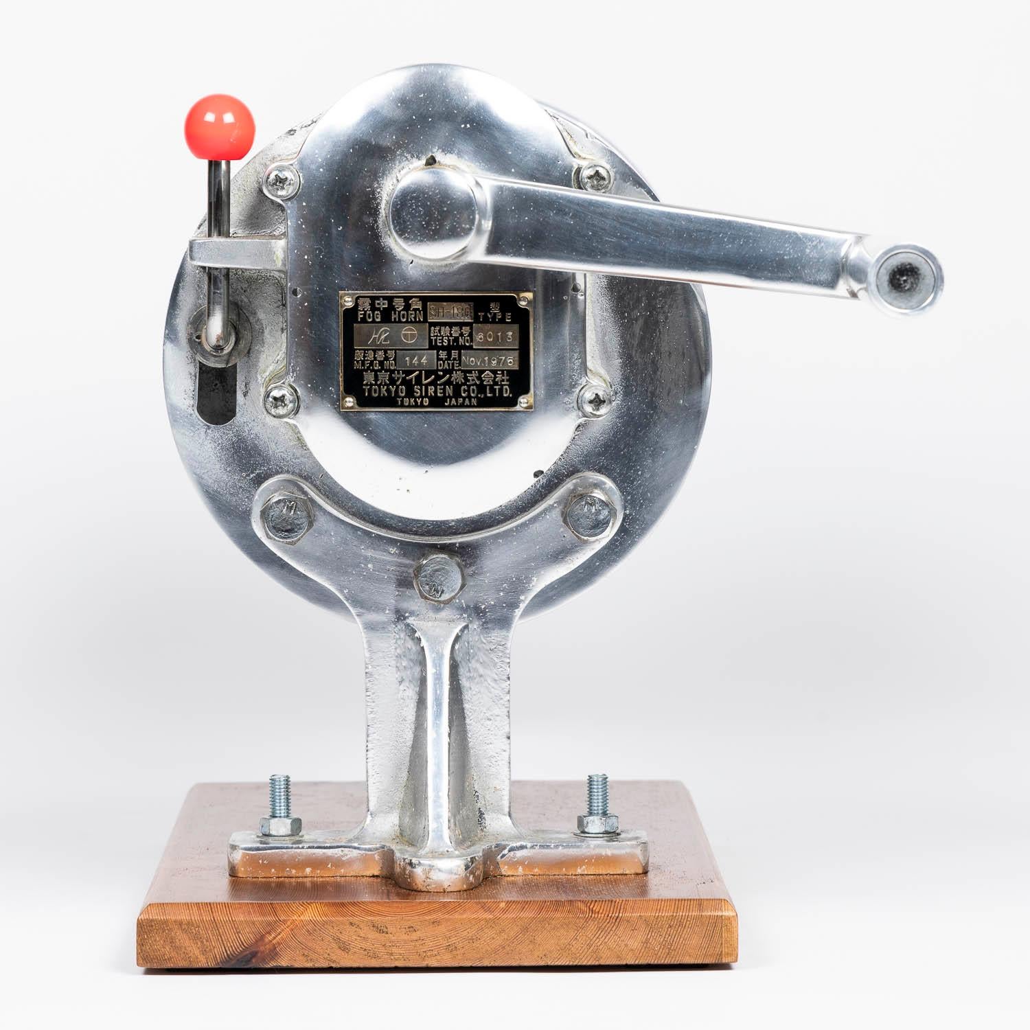 Foghorn im Transportgehäuse der Tokyo Siren Co. datiert 1975. im Angebot 6