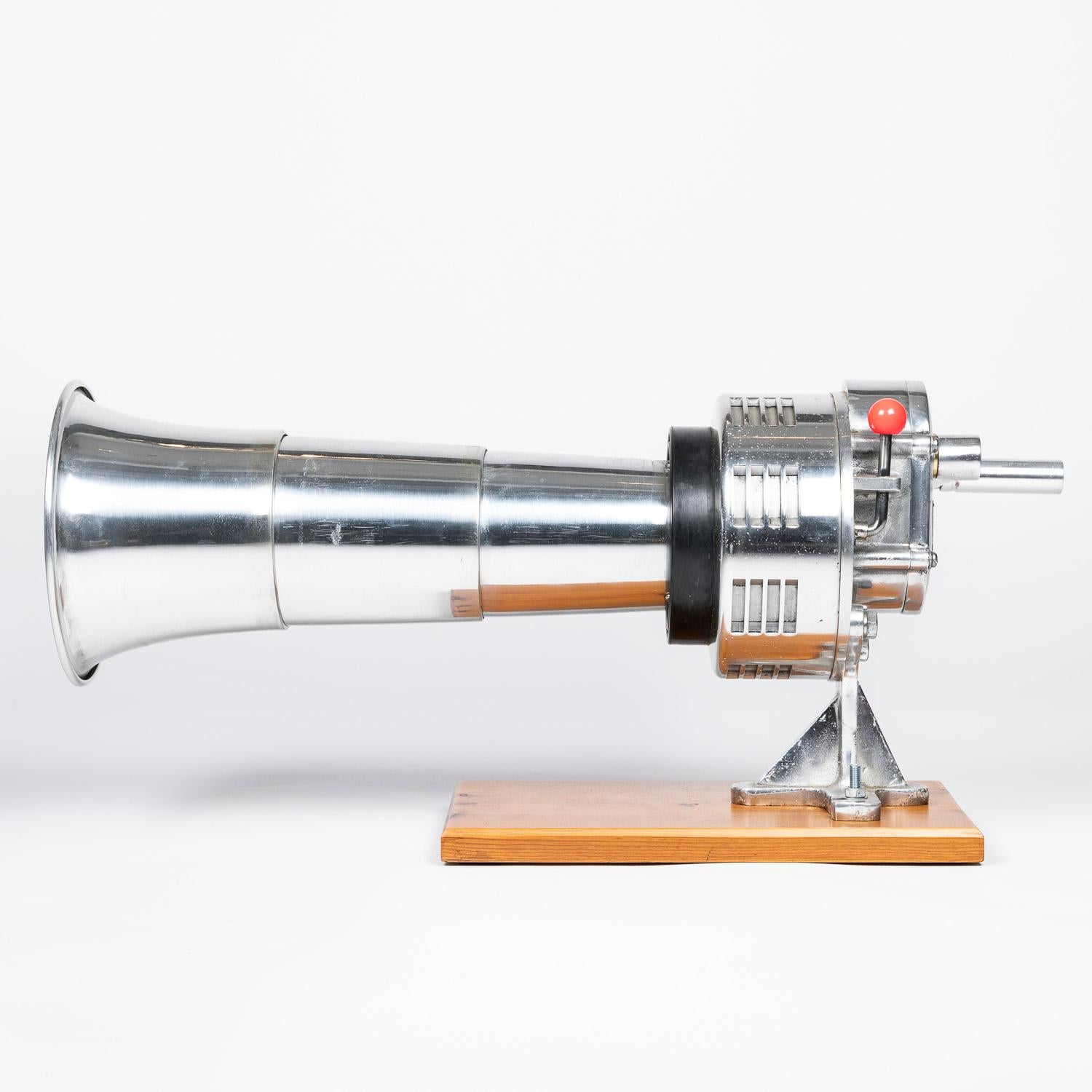 Ein japanisches tragbares Schiffsnebelhorn im Originalkoffer. 

Von der Tokyo Siren Co. Circa 1975.

Typ: SH-180

Das Nebelhorn wird von Hand gekurbelt, ist voll funktionsfähig und gibt einen lauten Ton von sich. Tonreichweite: Etwa 1,5 Meilen.
