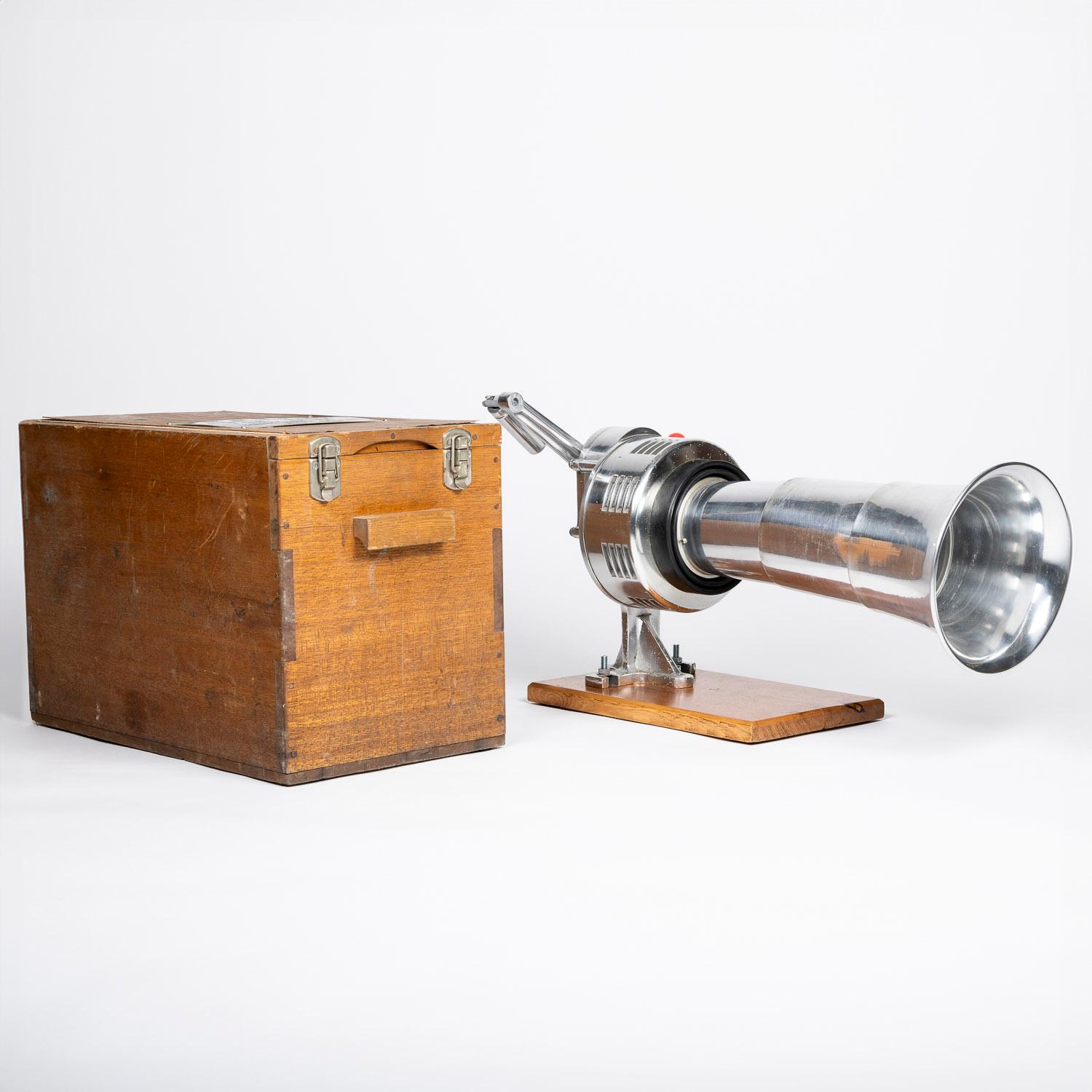 Foghorn im Transportgehäuse der Tokyo Siren Co. datiert 1975. (Industriell) im Angebot