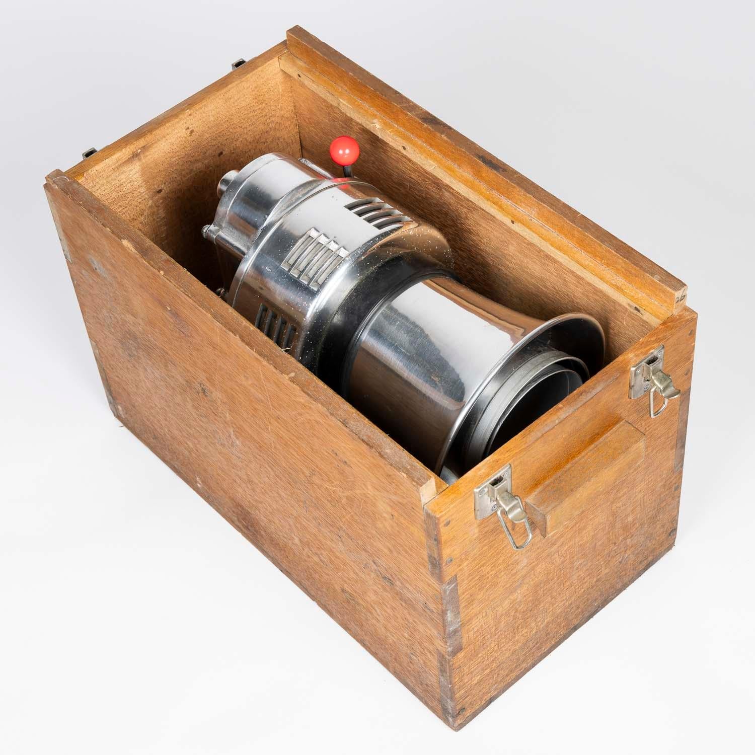 Foghorn im Transportgehäuse der Tokyo Siren Co. datiert 1975. im Zustand „Gut“ im Angebot in London, GB