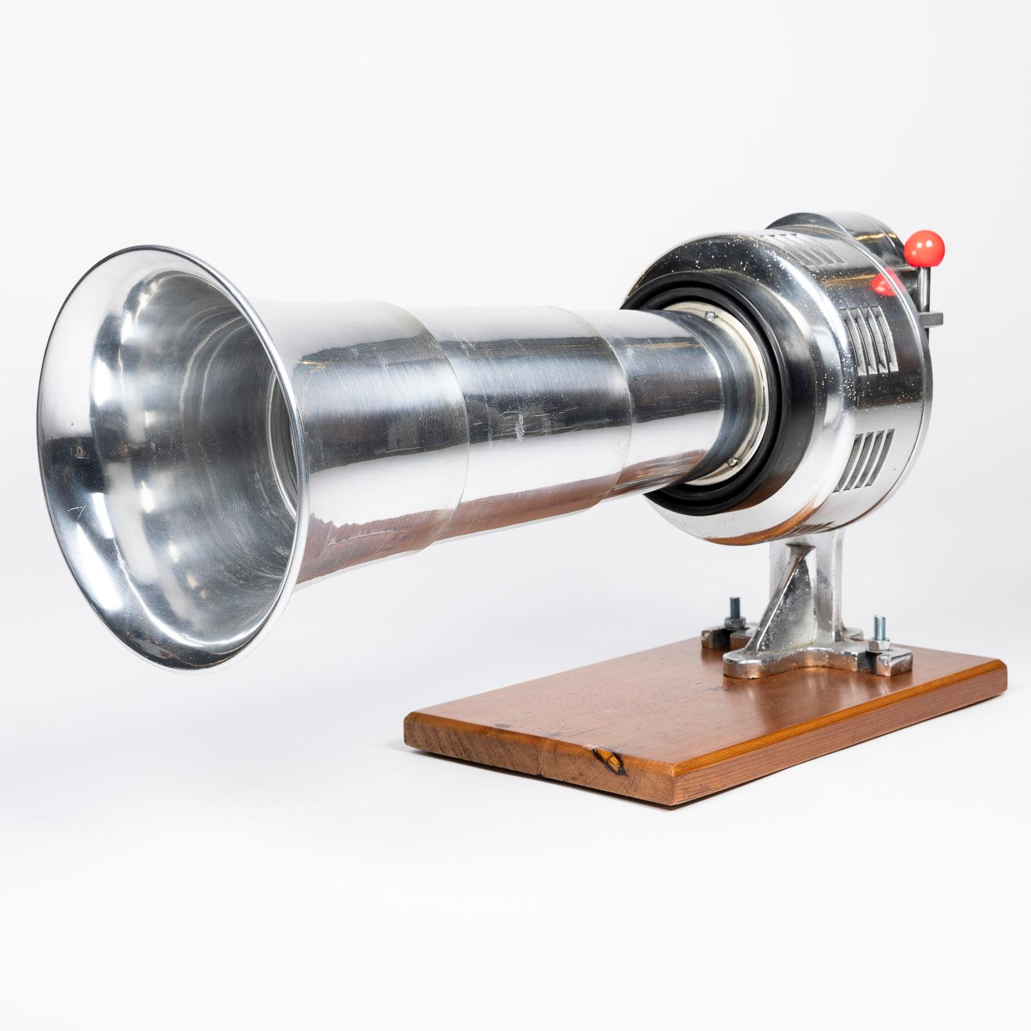 Foghorn im Transportgehäuse der Tokyo Siren Co. datiert 1975. im Angebot 2