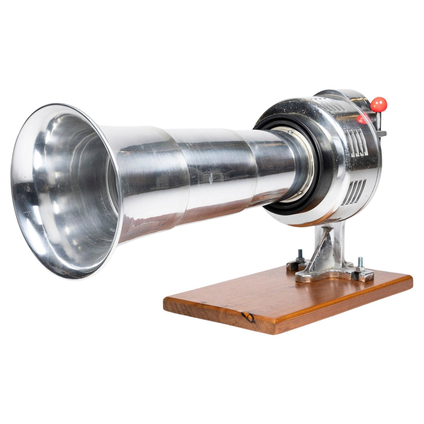 Foghorn im Transportgehäuse der Tokyo Siren Co. datiert 1975. im Angebot