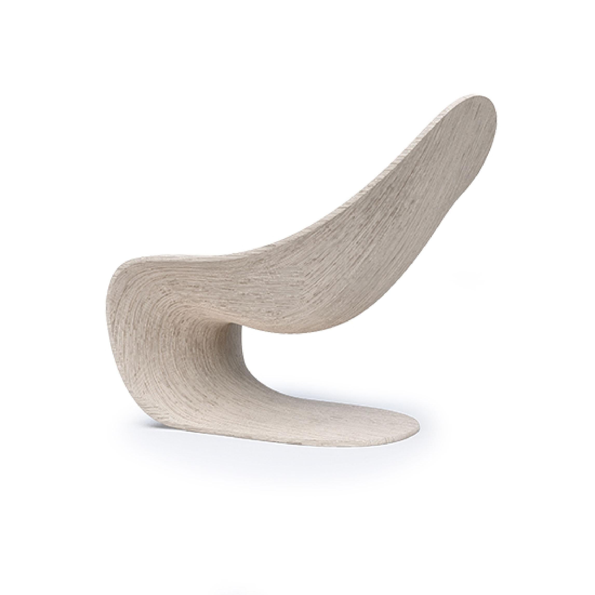 La sedia da riposo Fogli è un pezzo dal design accattivante che unisce il comfort all'estetica. Realizzata con una meticolosa attenzione ai dettagli, questa sedia presenta una silhouette elegante e moderna che si adatta perfettamente a qualsiasi