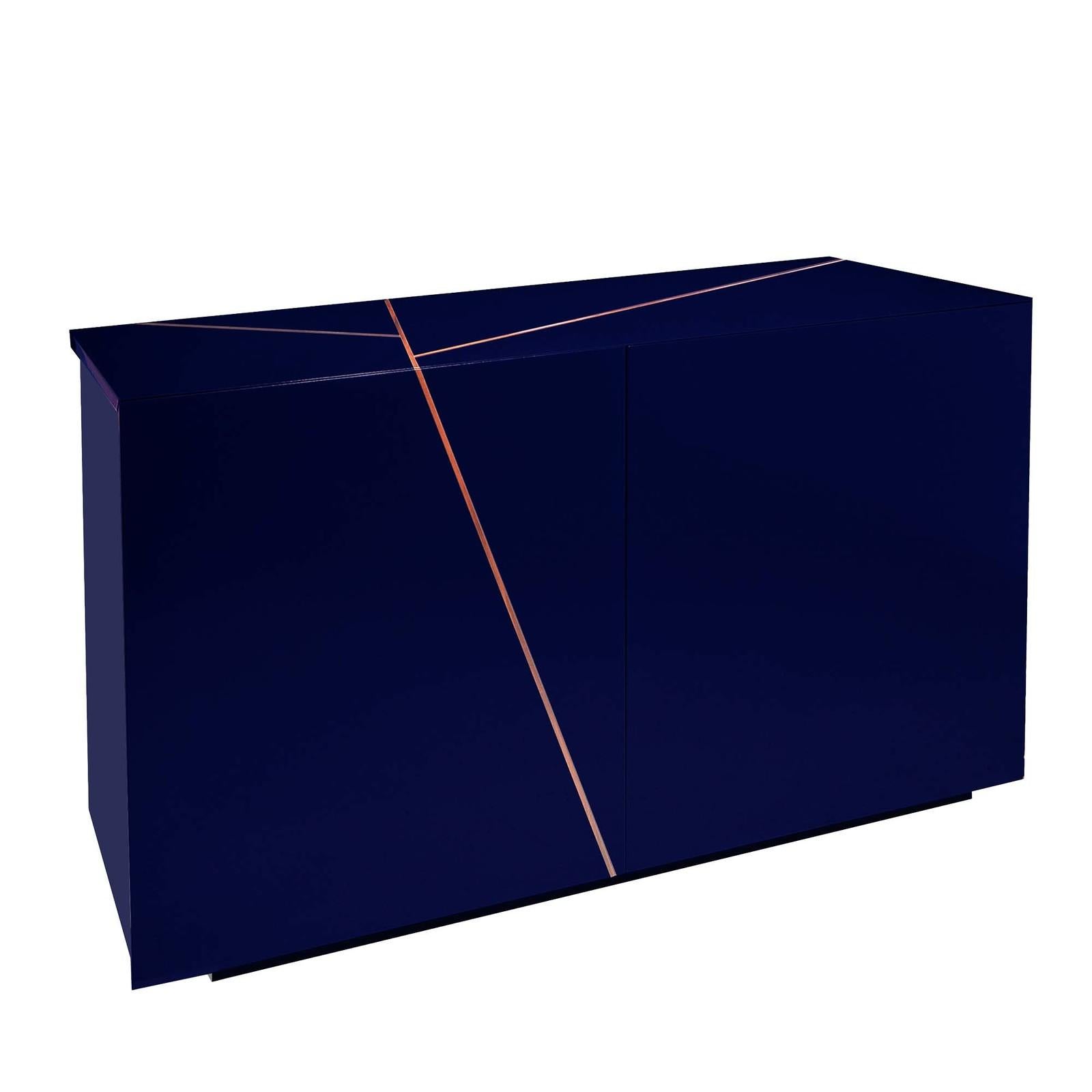 Un meuble de rangement élégant et impressionnant avec un grand style, la structure simple de ce meuble à deux portes est finie en laque polyuréthane bleue brillante, marquée par des incrustations irrégulières d'ébène de Macassar sur le devant et le