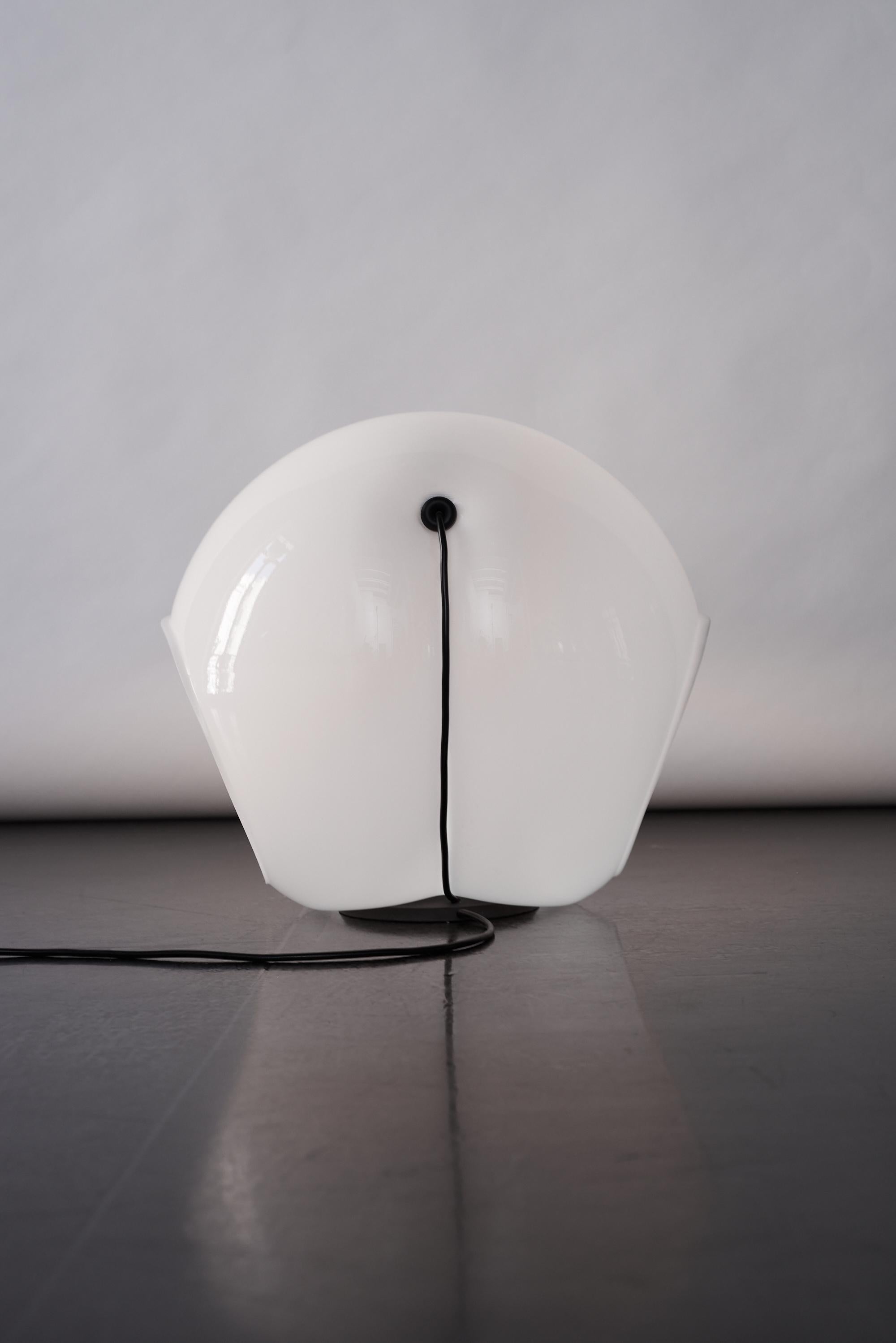 Milieu du XXe siècle Lampe de table Foglia 643 d'Elio Martnelli, 1969 en vente