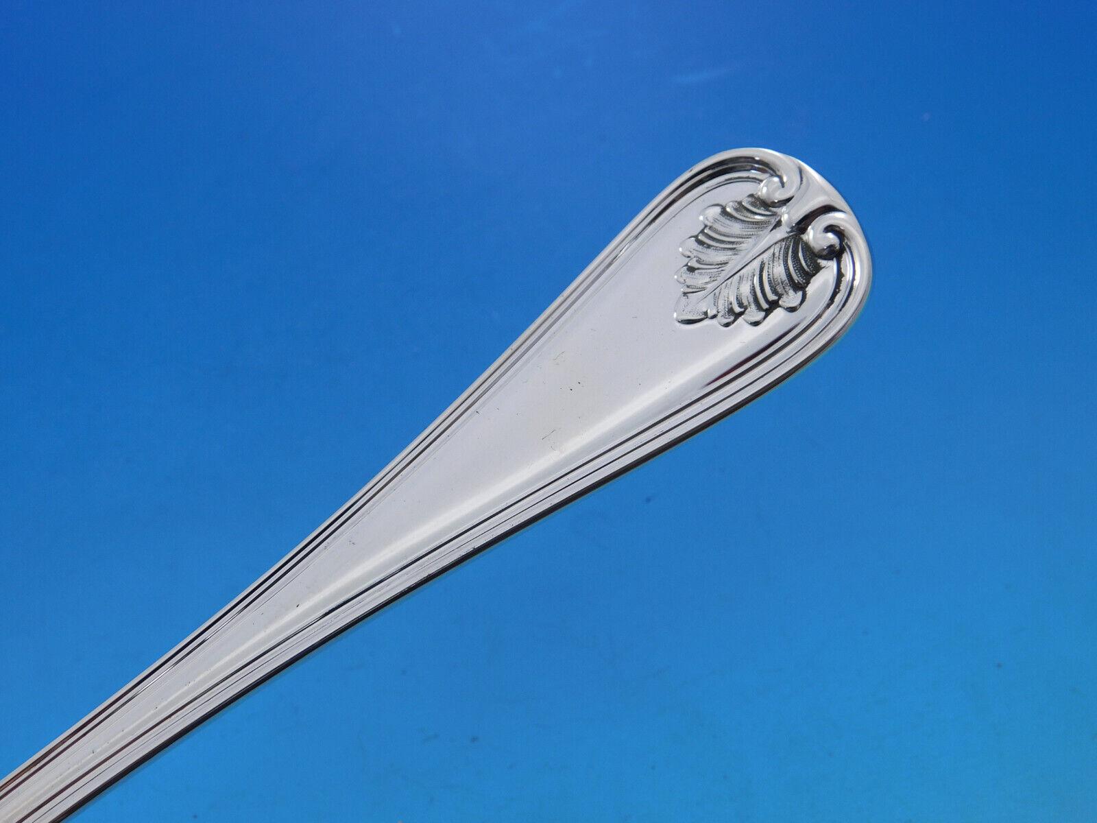 Esta cubertería de la Colección Italiana es de tamaño europeo, fabricada meticulosamente en Italia con la plata más fina. 

Foglia AKA Leaf de Schiavon, vendido por Michael C. Fina, Cubertería italiana de plata de ley - 45 Piezas. Este conjunto está