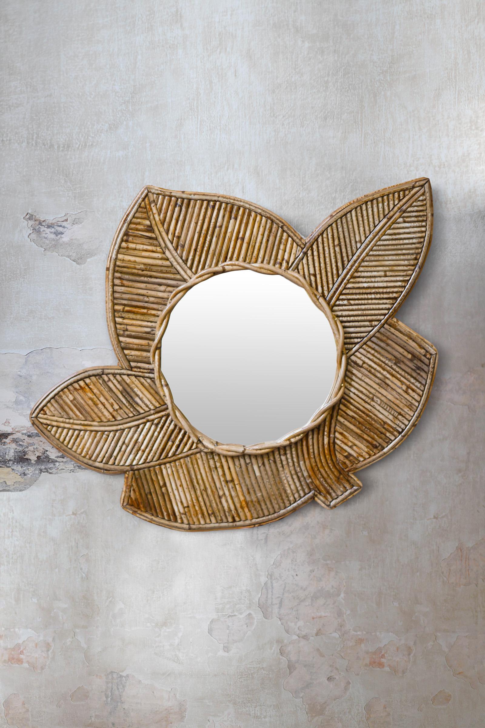 Miroir mural en bambou en forme de feuille palmée par Vivai del Sud, 1970
Vivai del Sud manufacturing. Cachet de fabrication au dos
Dimensions 70 L x 58 H x 3 D