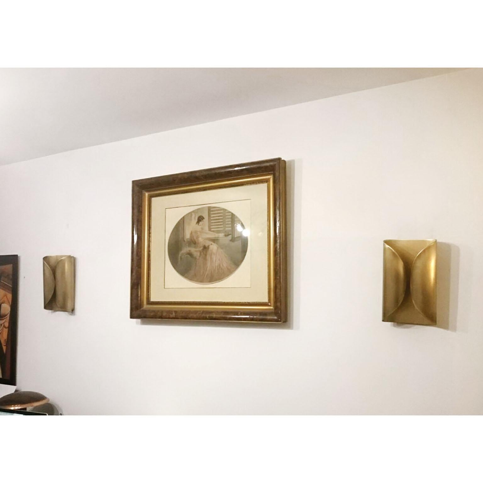 A sleek pair of Italian Mid-Century style wall lights in brass. 2xG9 light inside each light.
Dimensions:
21.5 x 35 x 10 cm (8.5 x 13.8 x 4 in.)