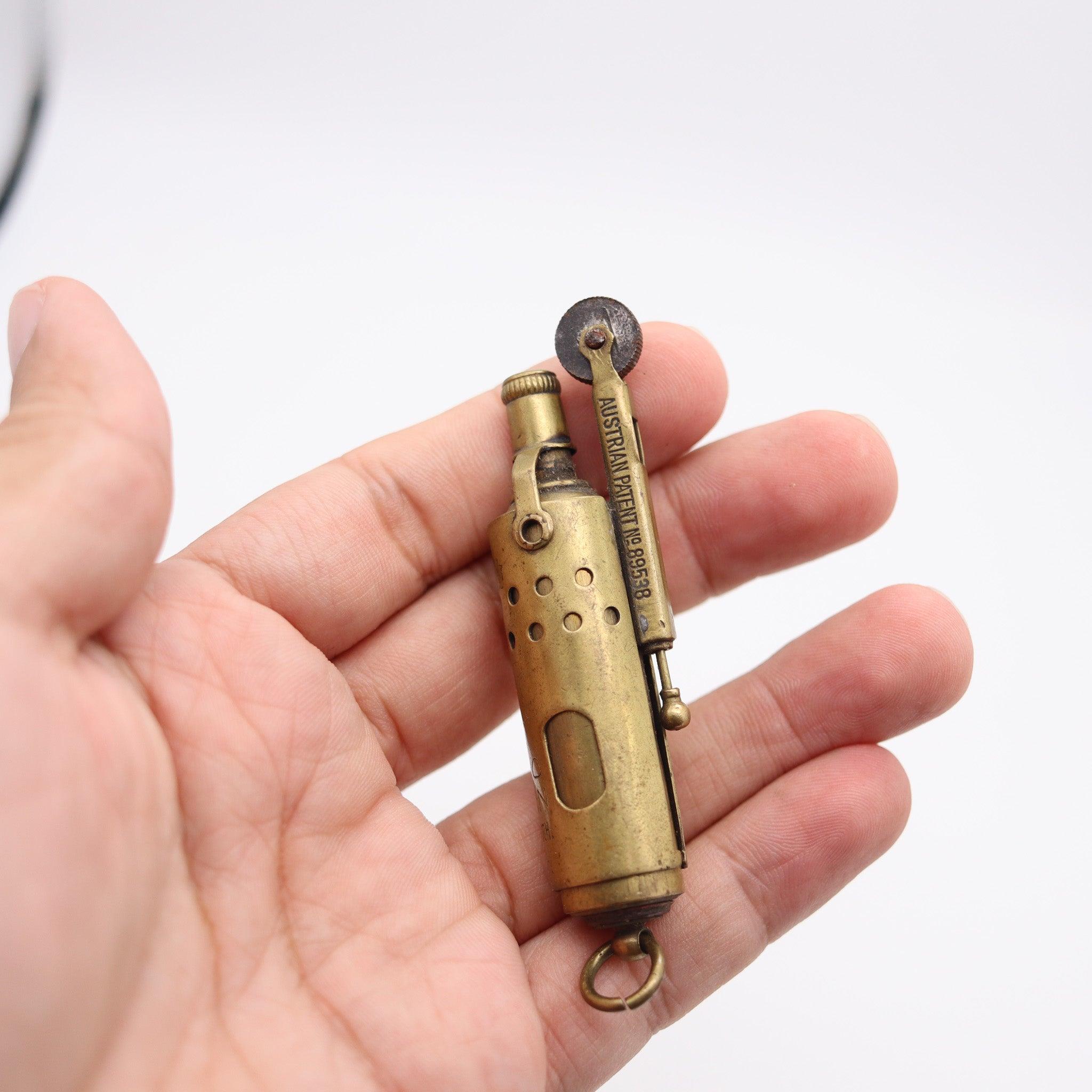 Inizio XX secolo FOHN By IMCO 1920 Julius Meister Thumbwheel Mechanical Lighter In Polished Brass in vendita